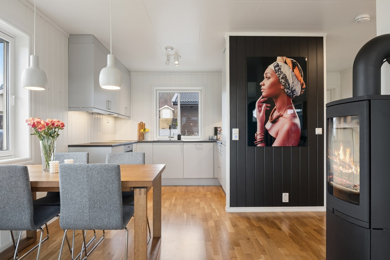 Stuen og kjøkkenet presenteres i en åpen løsning, noe som skaper et luftig og sosialt oppholdsrom. Galleribilde