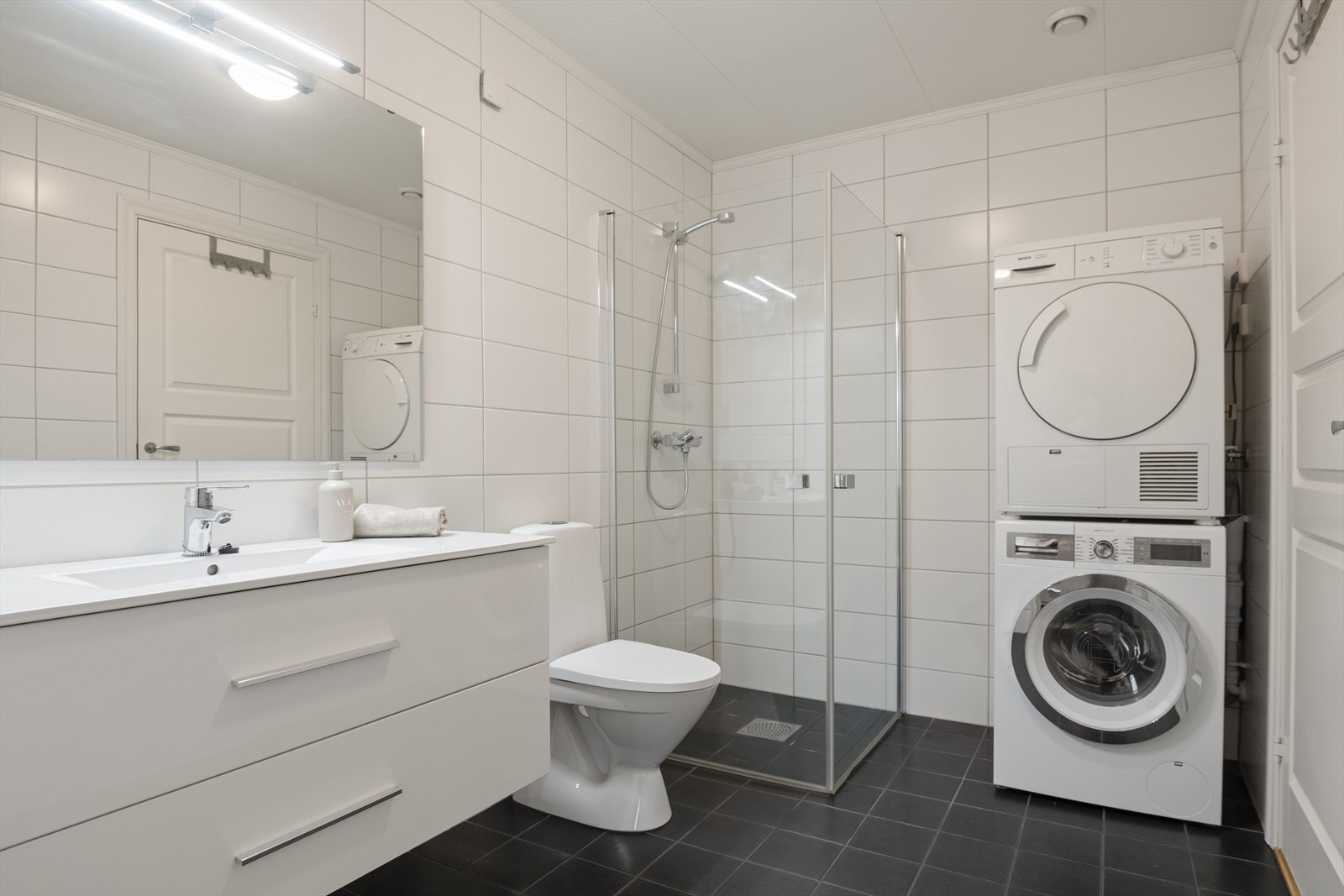 Av våtrom byr boligen på to tidløse bad, hvorav ett beliggende i hvert sitt boligplan. Galleribilde