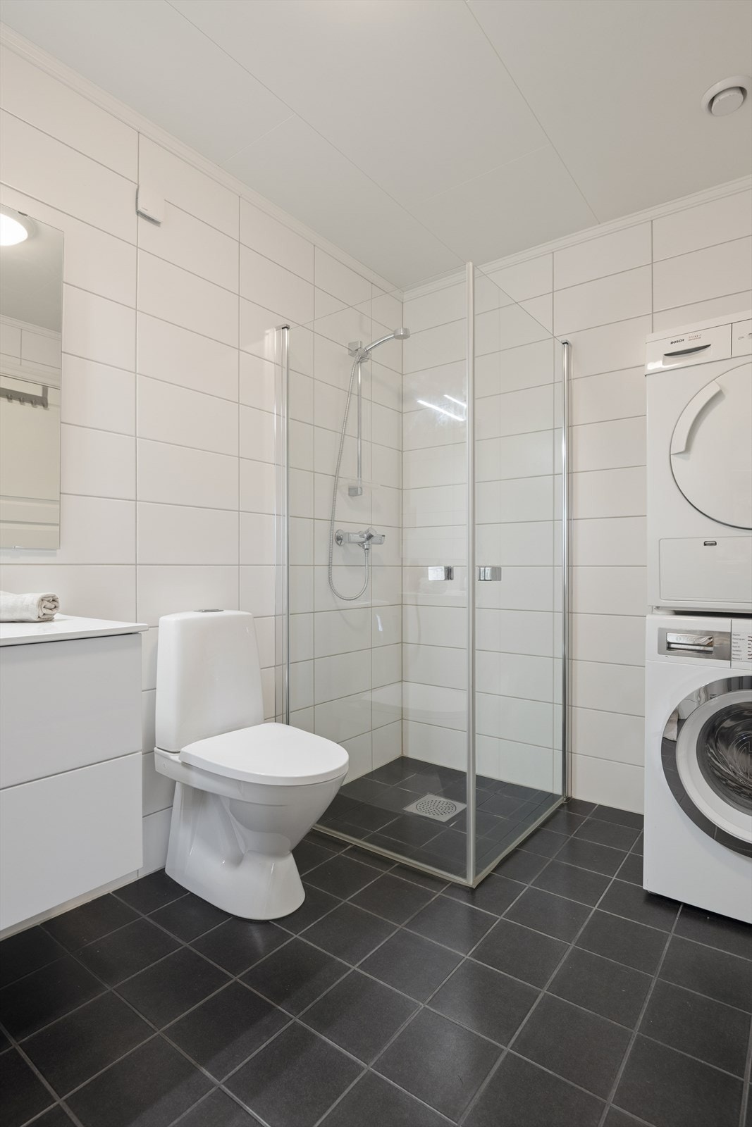 Begge bad har keramiske fliser på vegger og gulv, samt termostatstyrt varmekabel i gulvet. Galleribilde