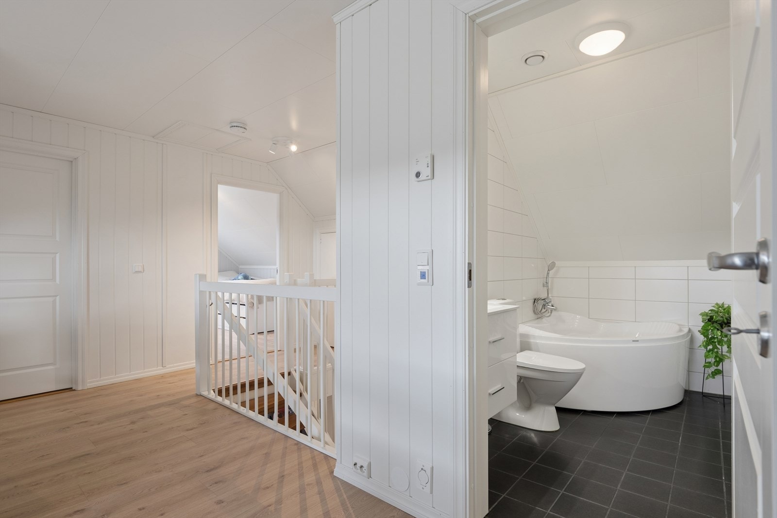 Stue mot bad i boligens 2. etasje. Galleribilde