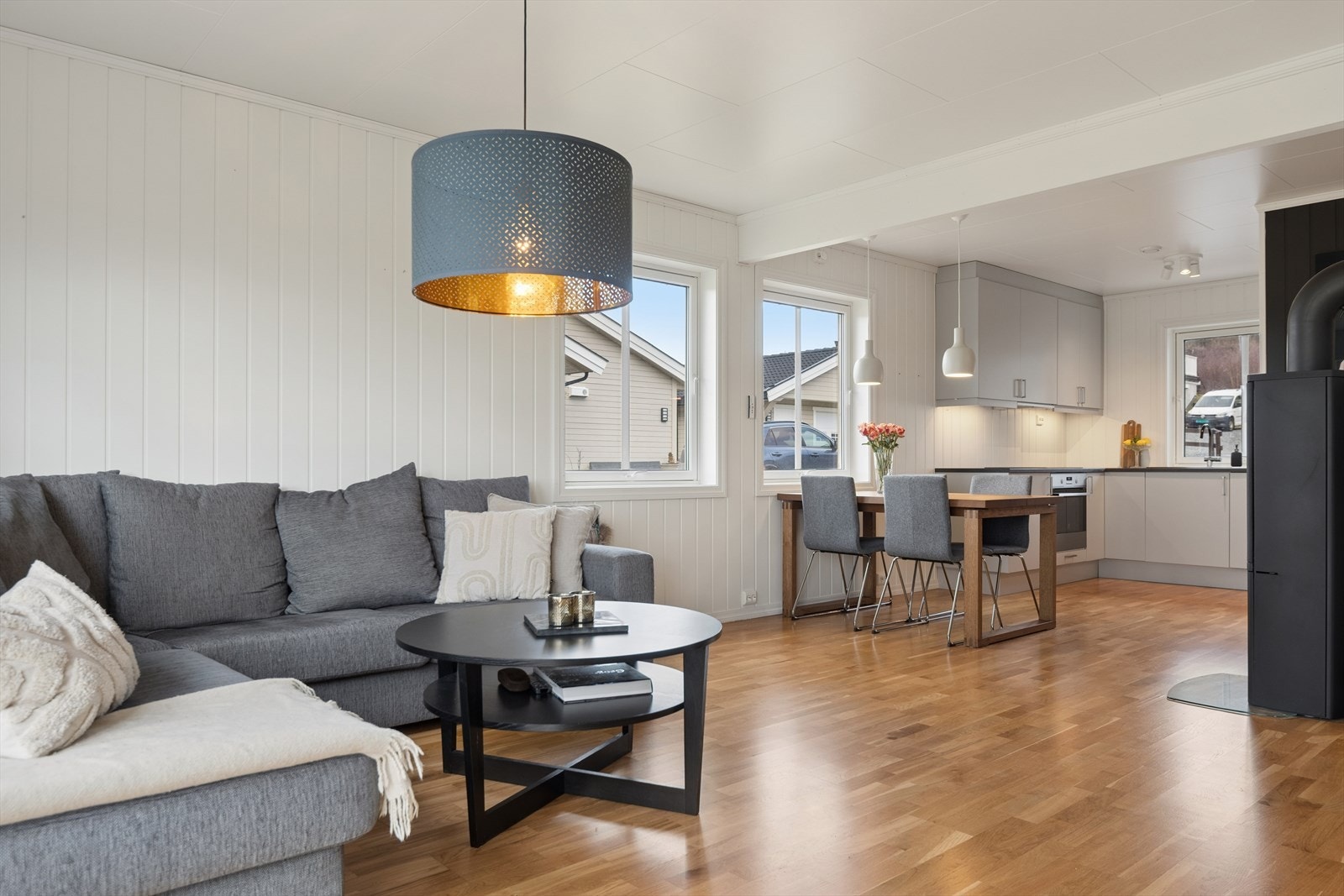 Rommets utforming gir også god plass til både sofagruppe, spiseplass og øvrig møblering. Galleribilde