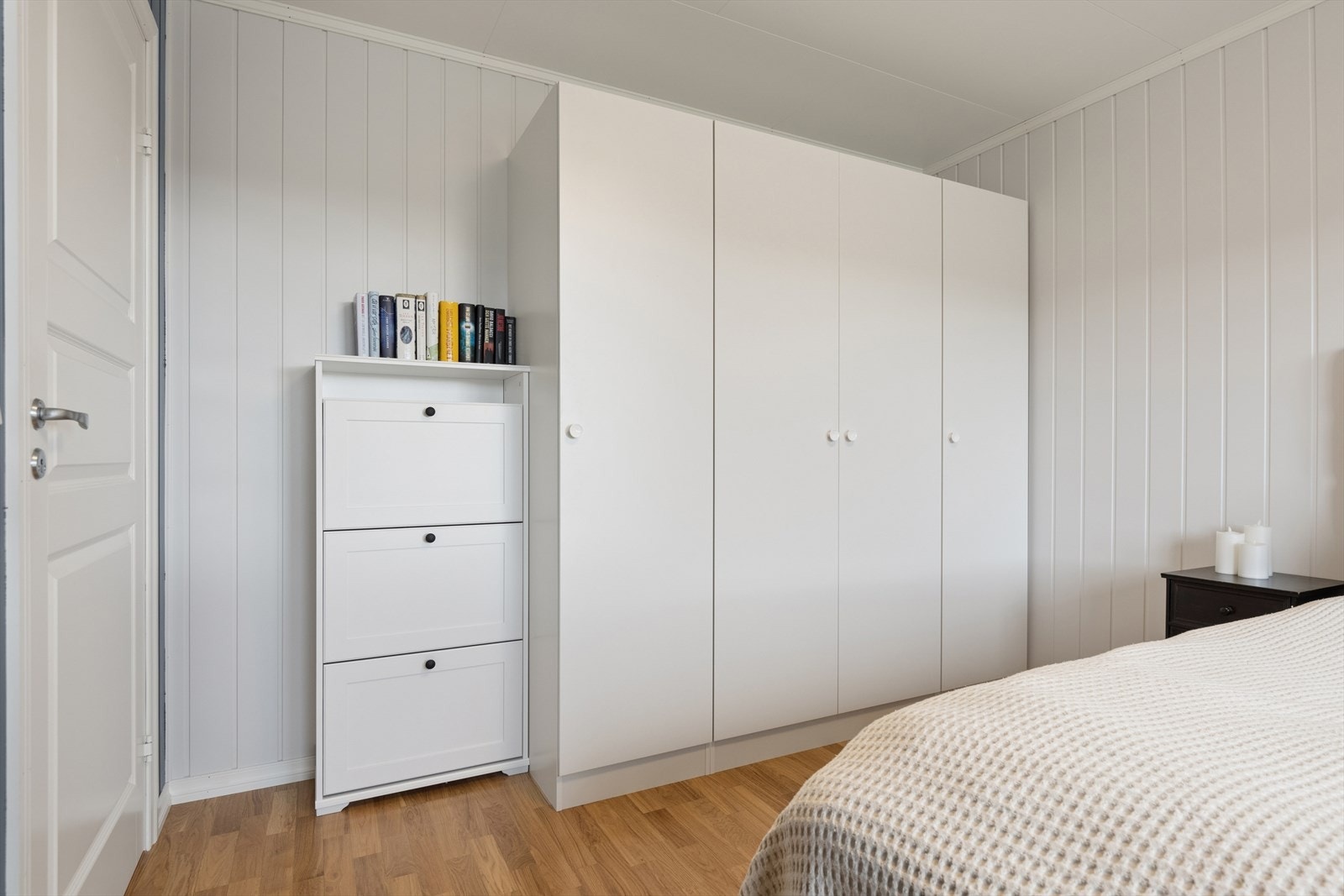 Hovedsoverommet ligger i 1. etasje og er i dag innredet med frittstående garderobeløsning. Galleribilde