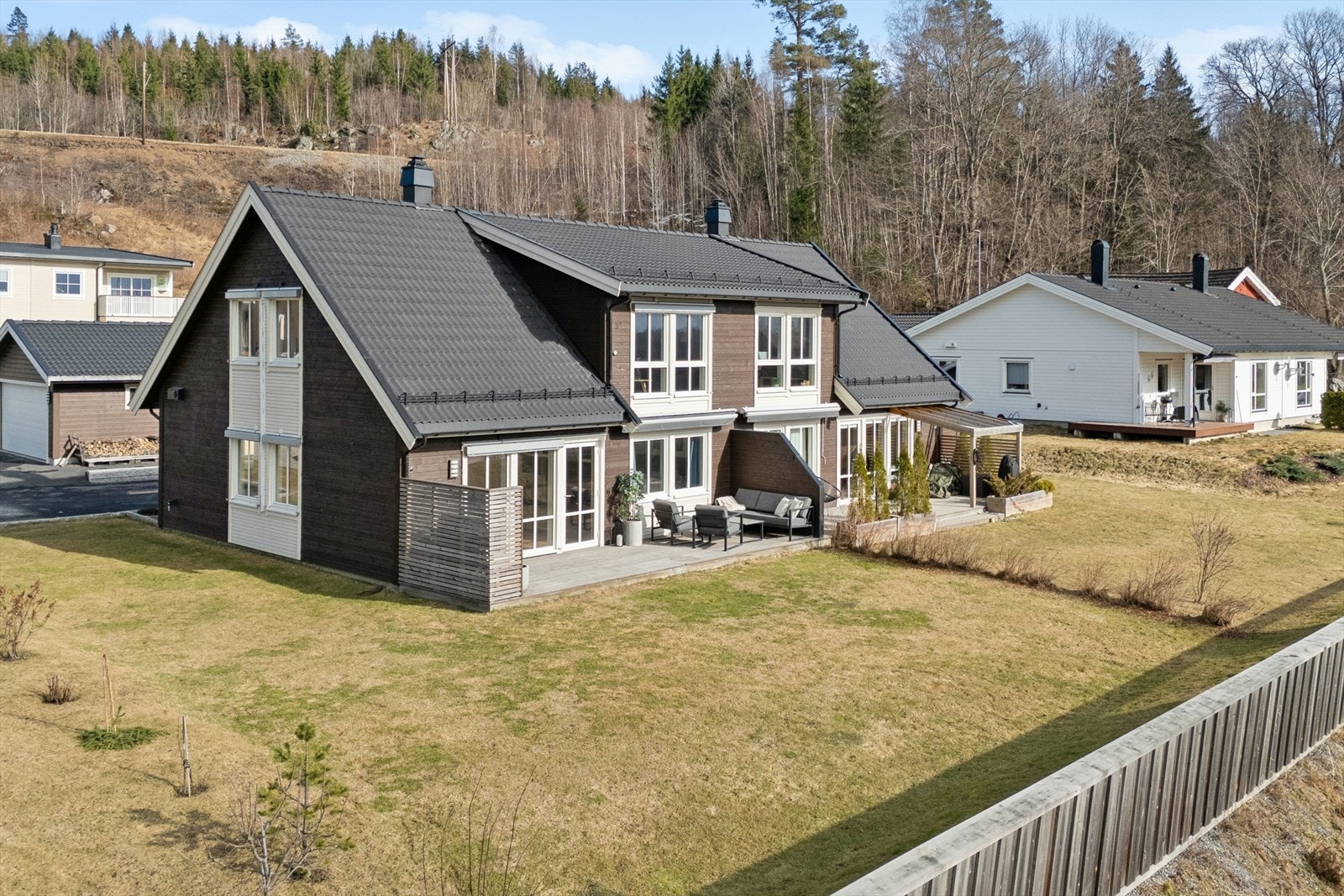 Velkommen til Vikslia 15 - en nyere og innholdsrik halvpart av tomannsbolig fra 2019! Galleribilde