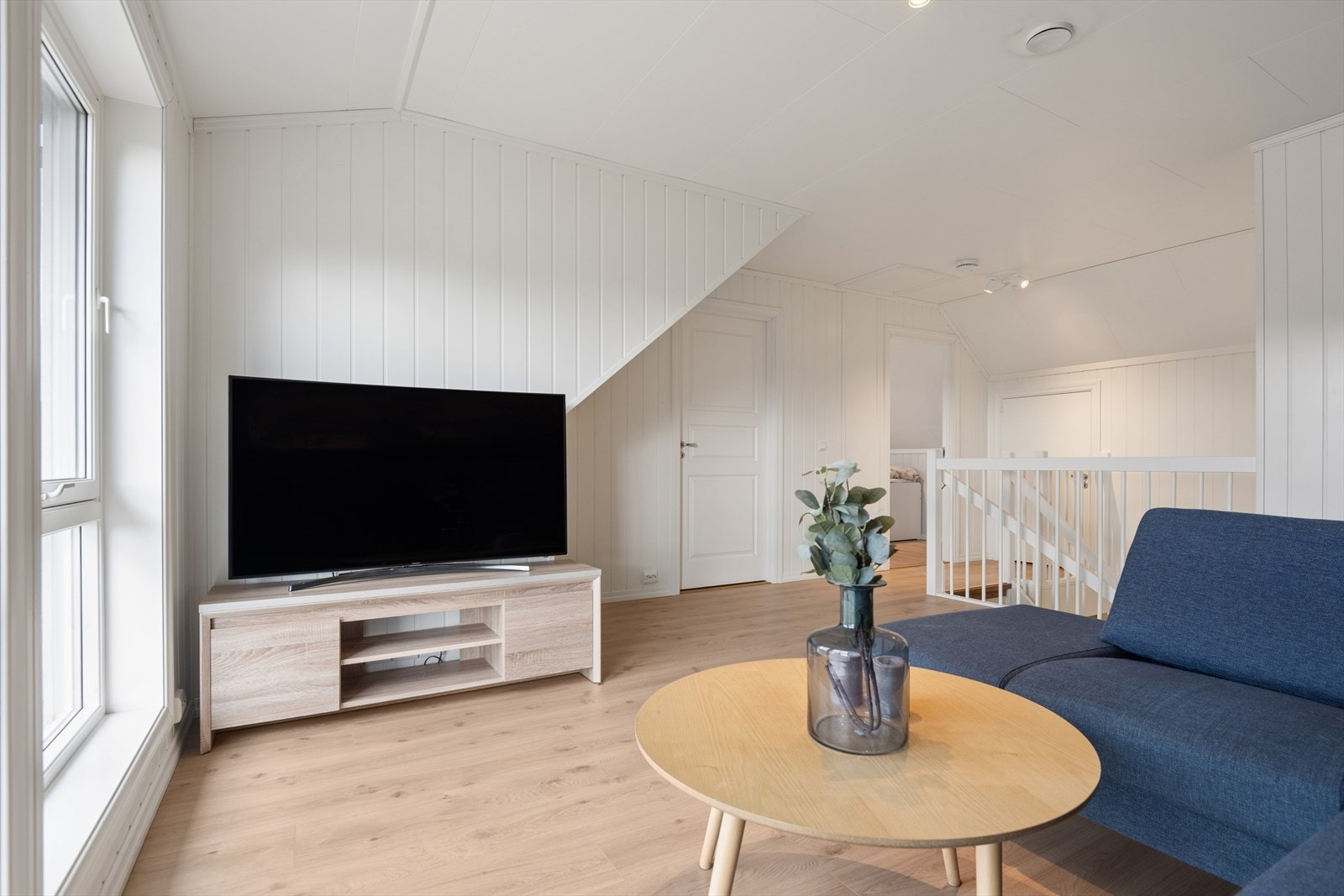 I 2. etasje finnes det en ekstra stue, noe som gir fleksibilitet og ekstra boltreplass. Galleribilde