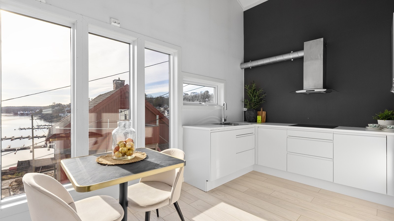 Kjøkkenet har full takhøyde - som gir god romfølelse Galleribilde