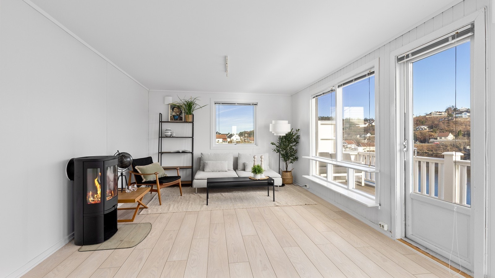 Stuen er hyggelig med vedovn Galleribilde