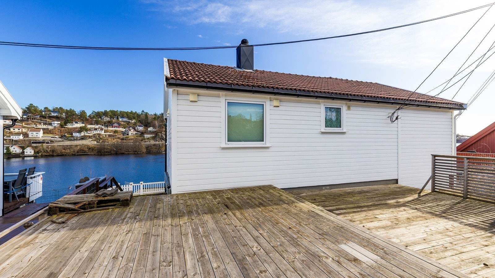 Terrasse bak boligen - her har man kveldssolen Galleribilde