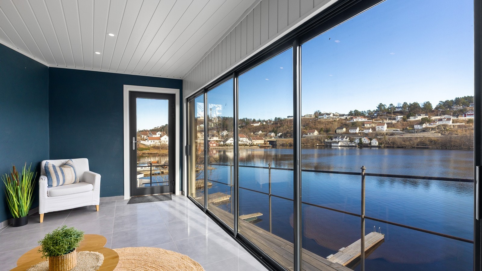 Det er skyvedører i front av fasaden Galleribilde