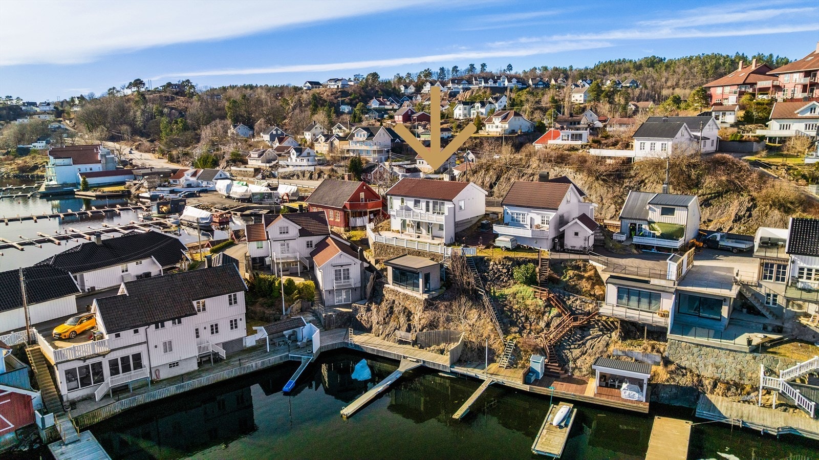 Even Guttormsen i Nordvik presenterer Rykeneveien 14 - Enebolig med anneks - brygge - utsikt til Hølen Foto: Fokus Foto Galleribilde
