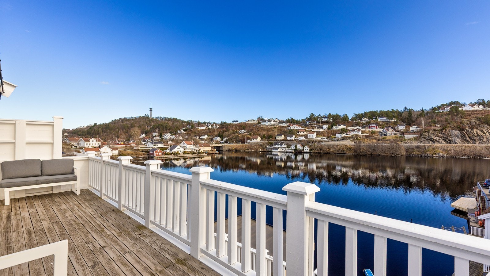 Utsikt fra veranda med utgang fra stuen Galleribilde