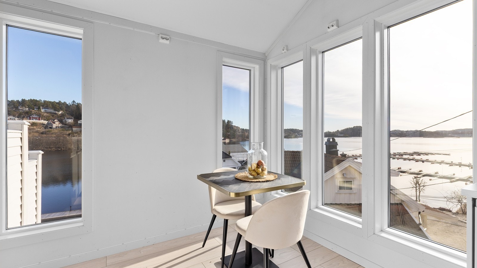 Rå utsikt fra kjøkkenet - her kan man nyte en god frokost Galleribilde