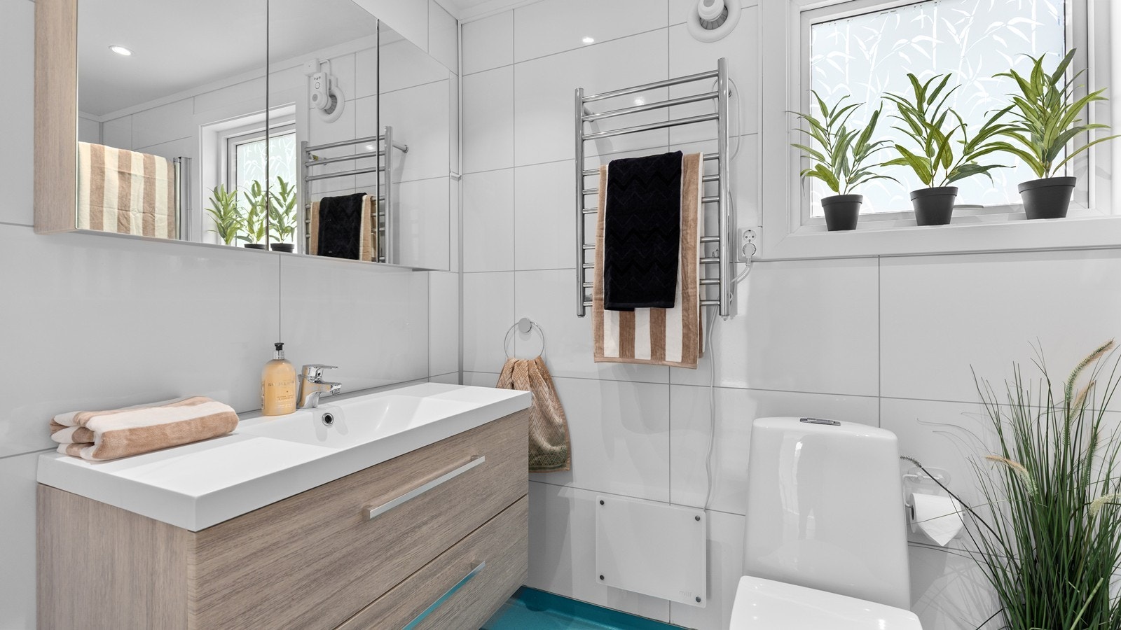 Bad har belegg på gulv og våtromsplater på vegger Galleribilde