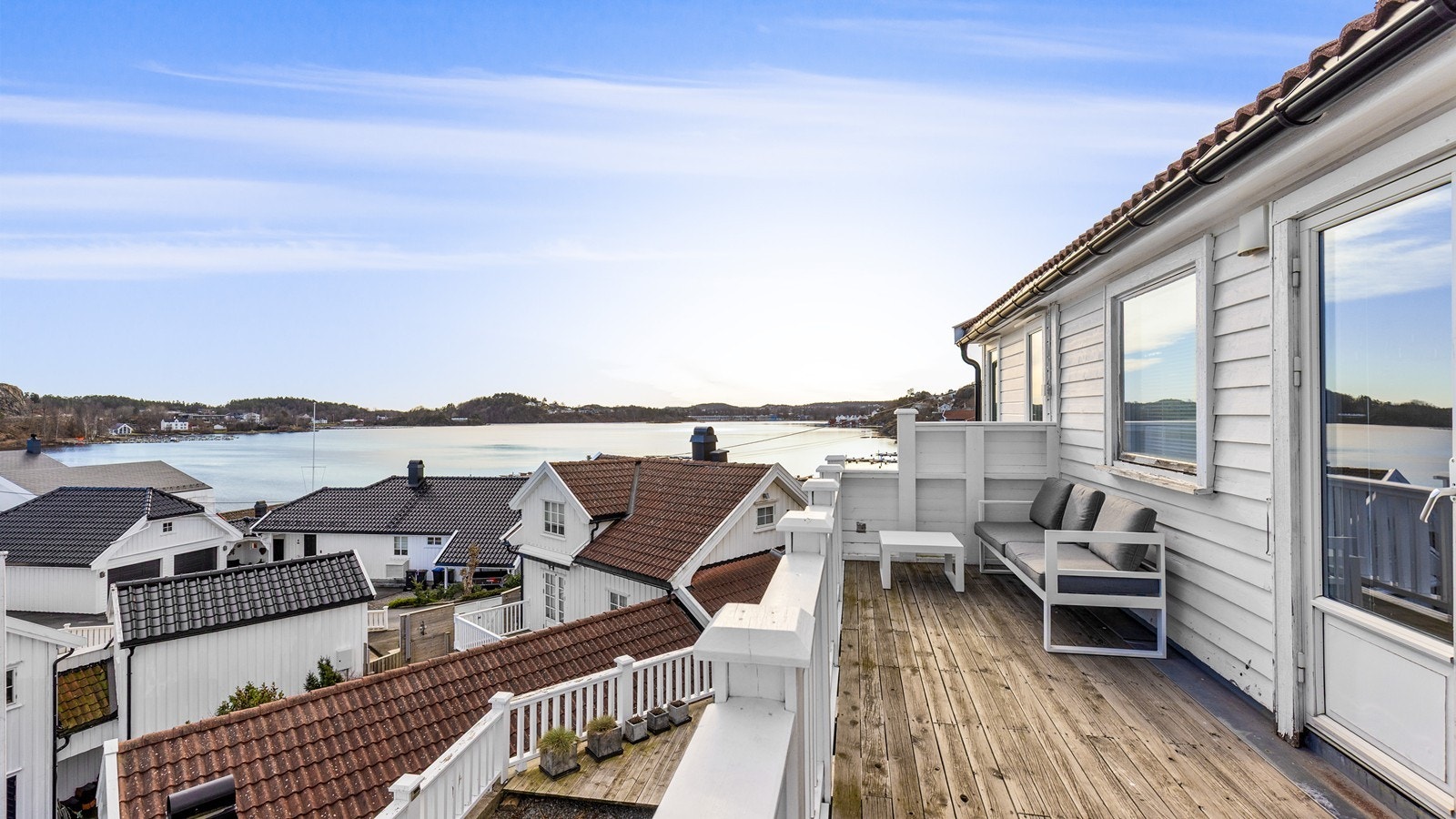 Flott utsikt til Hølen fra veranda Galleribilde