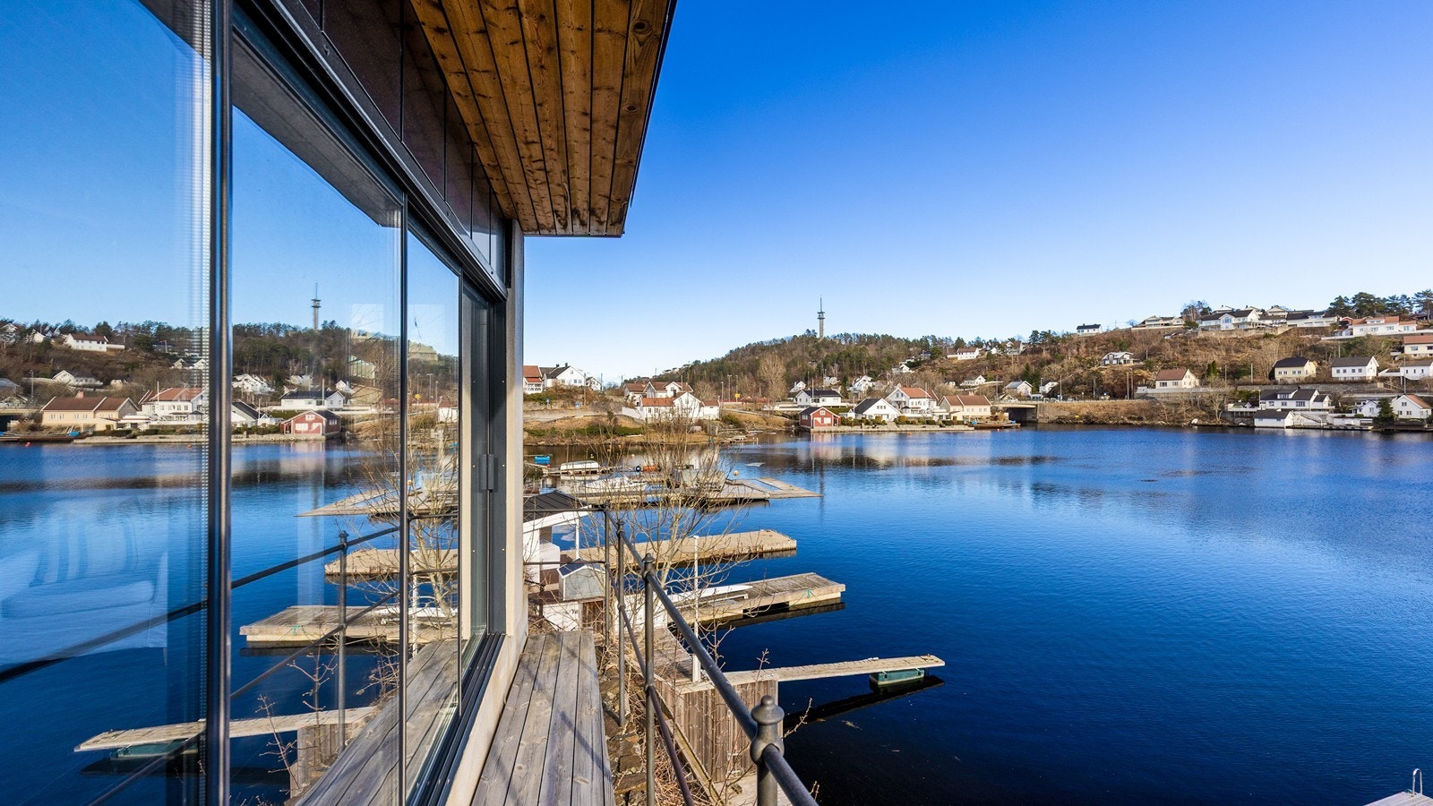 Fantastisk utsikt til Hølen fra det vinterisolerte annekset Galleribilde