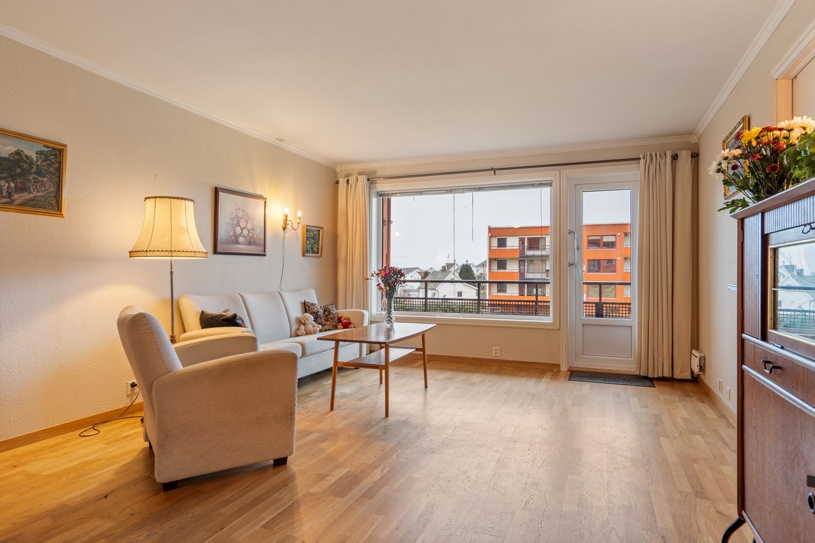 Lys og trivelig stue med utgang til solrik balkong. Stuen har plass for både spisestue og sofa gruppe. Galleribilde