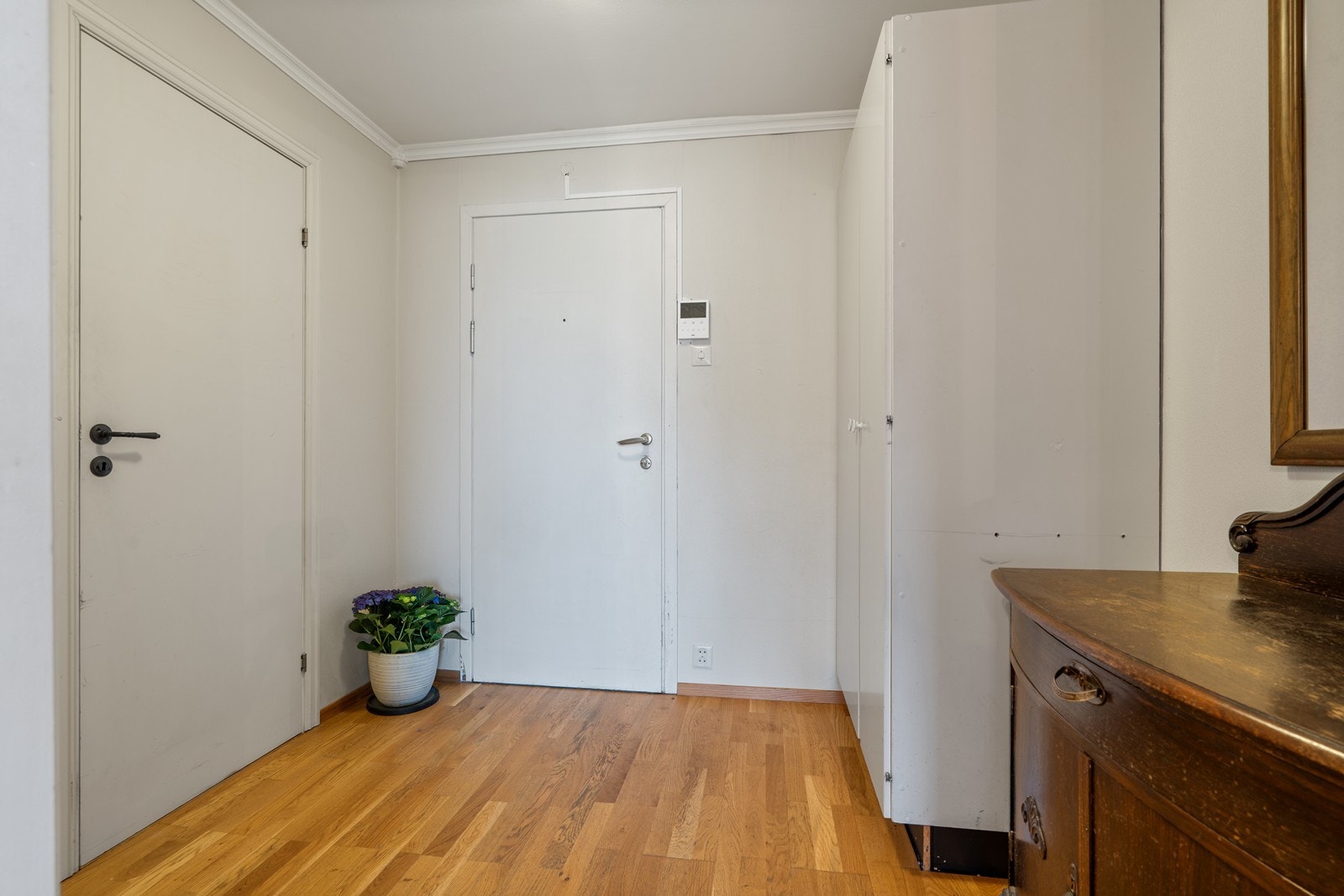 Entre med garderobe og praktisk bod like ved. Galleribilde