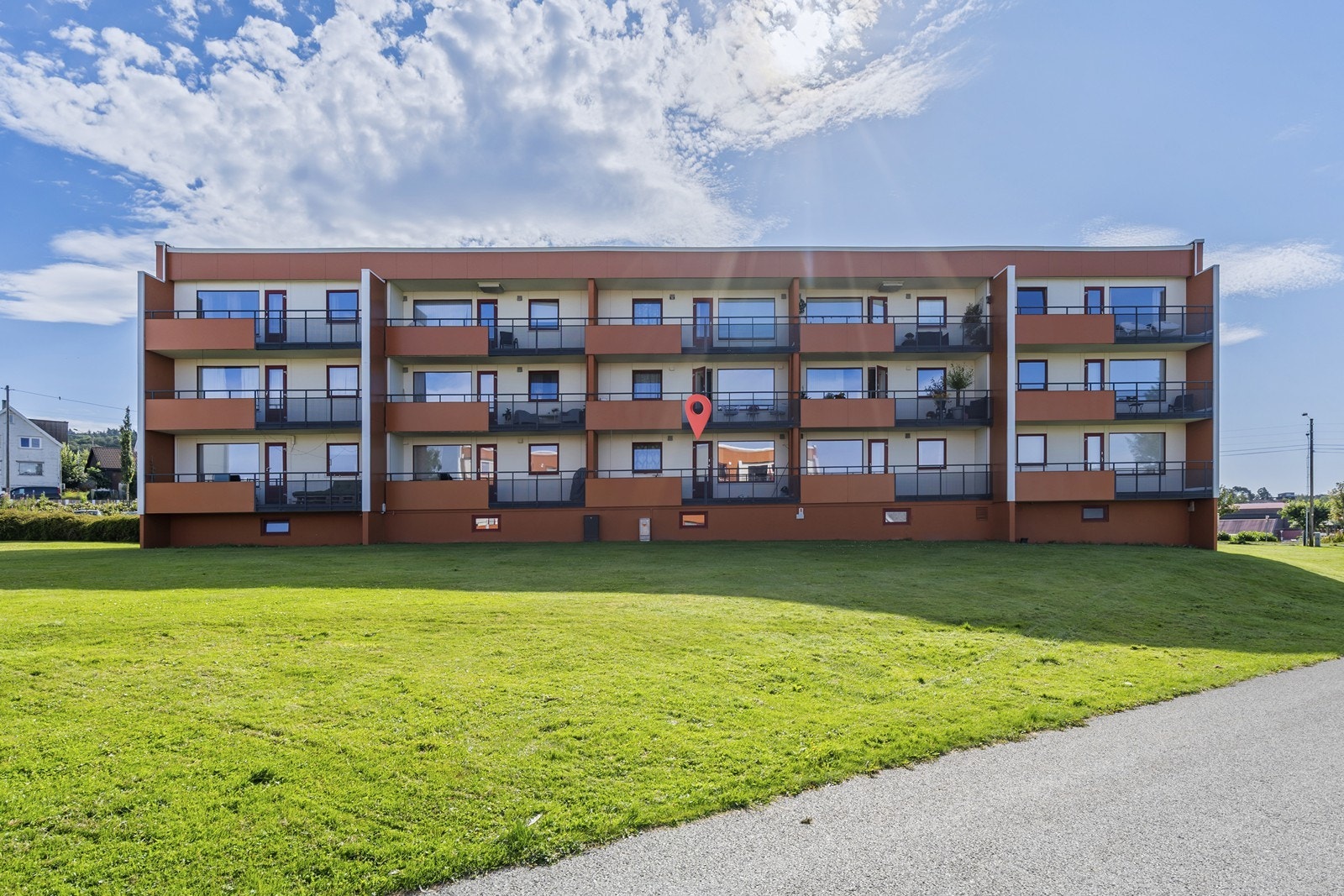 Velkommen til Saltveitvegen 10 A - En vestvendt, praktisk og lettstelt 2-roms leilighet beliggende i grønne, omgivelser like øst for Haugesund sentrum. Galleribilde
