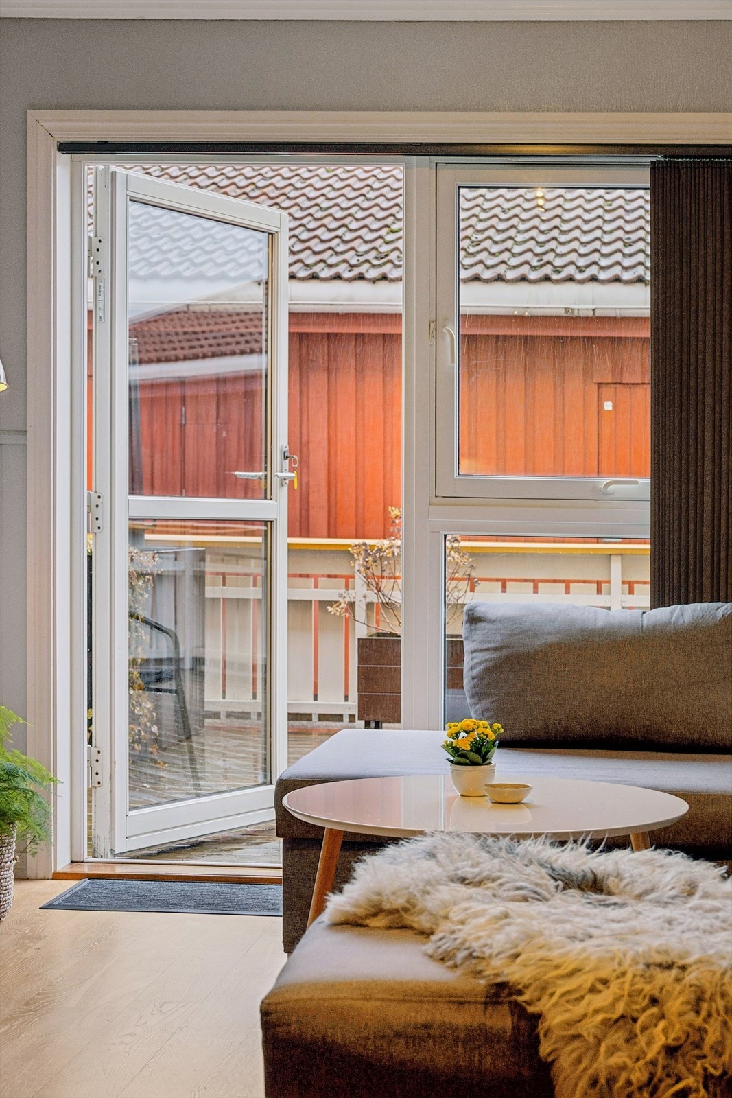 Ut terrassedøren kommer du til en 25 kvm terrasse Galleribilde