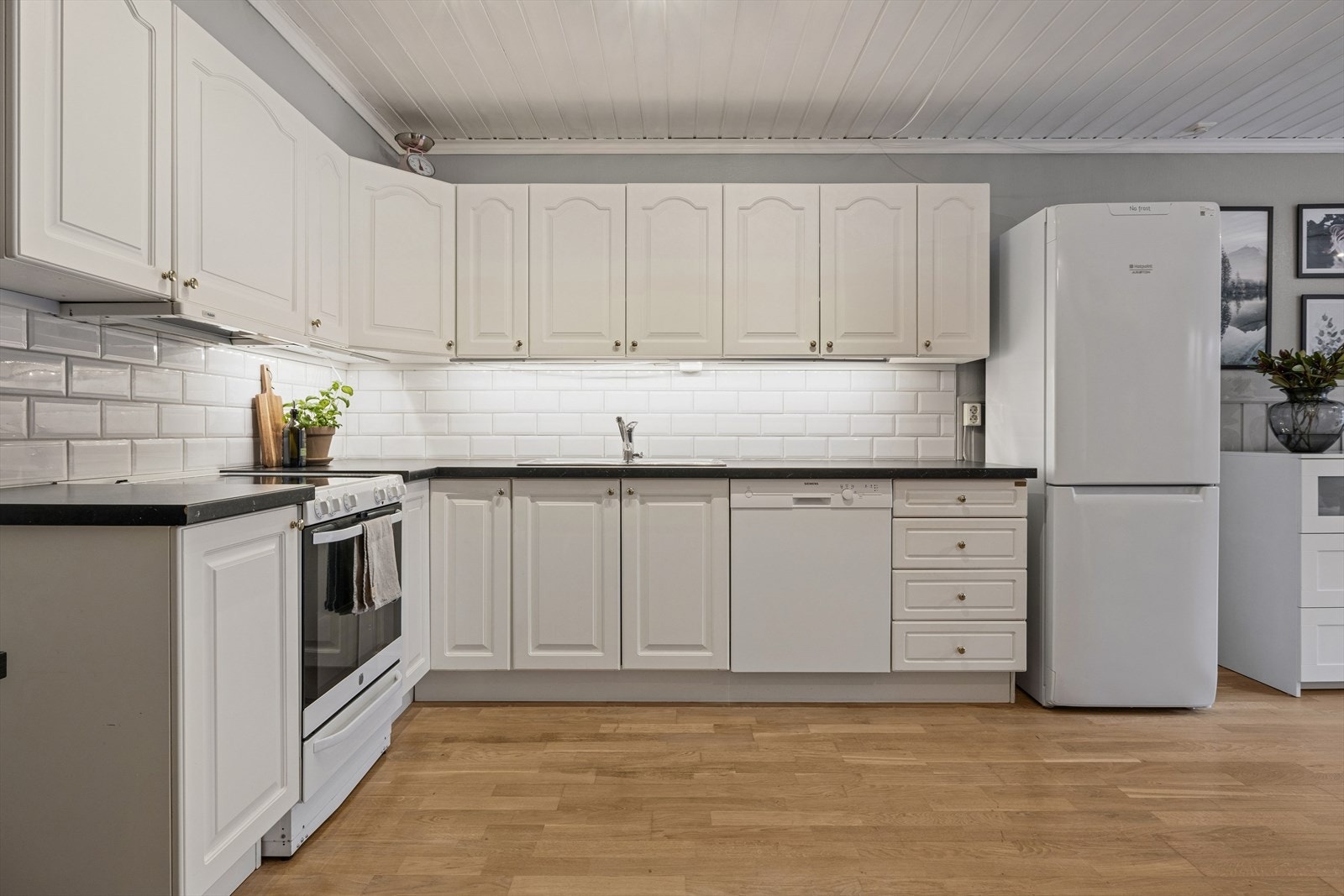 Hvitevarer på kjøkken medfølger handelen Galleribilde