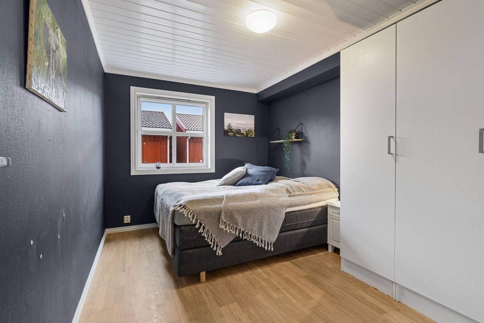 Soverommet er av god størrelse med plass til dobbeltseng og garderobe Galleribilde