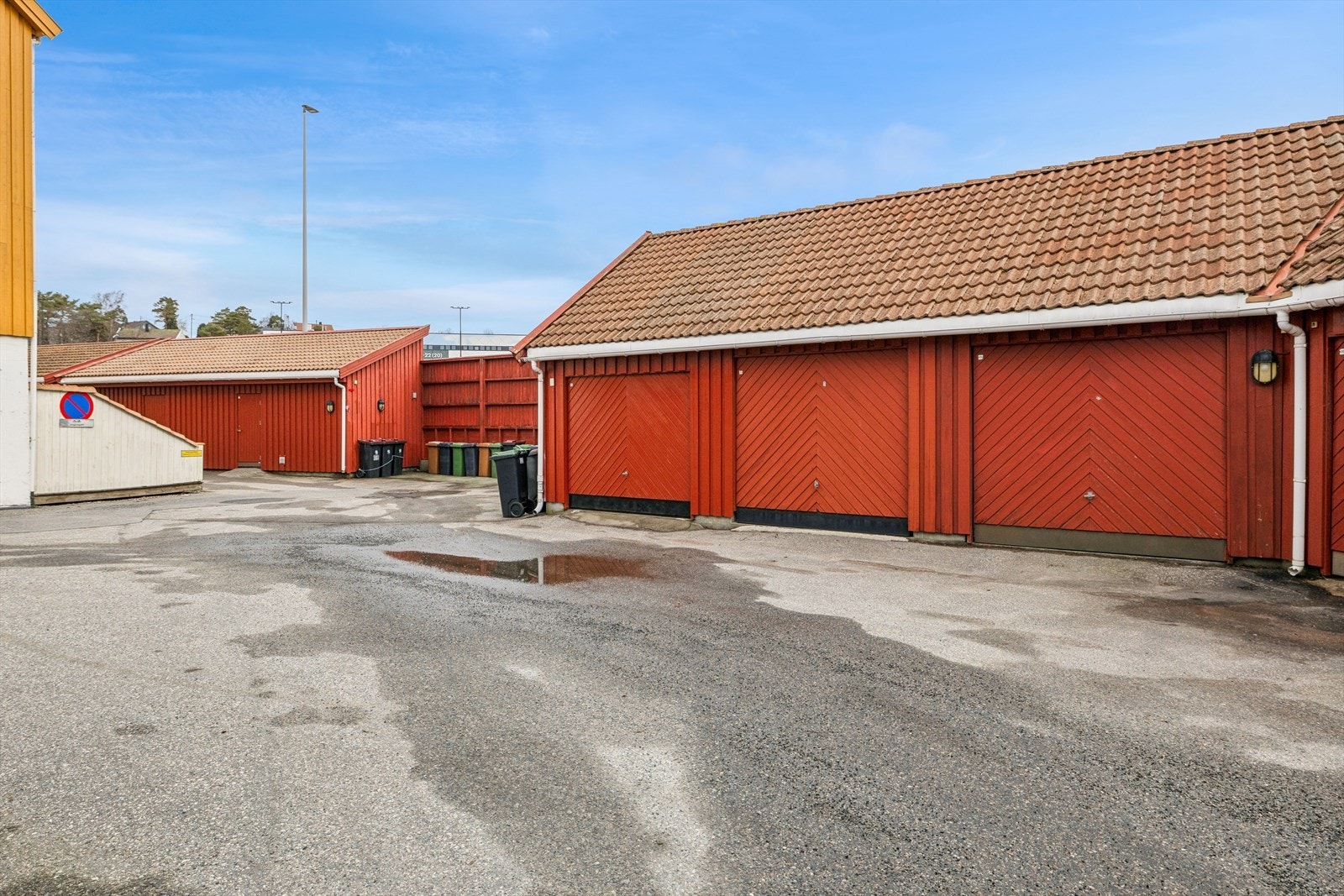 Garasje i rekken like ved eiendommen og boder medfølger. Galleribilde