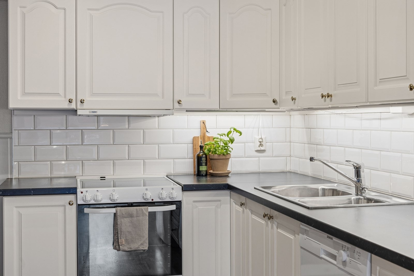 Rikelig med skap og benkplass Galleribilde