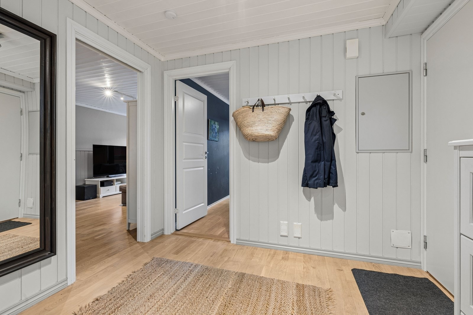 Romslig entre med god plass til å henge fra seg Galleribilde