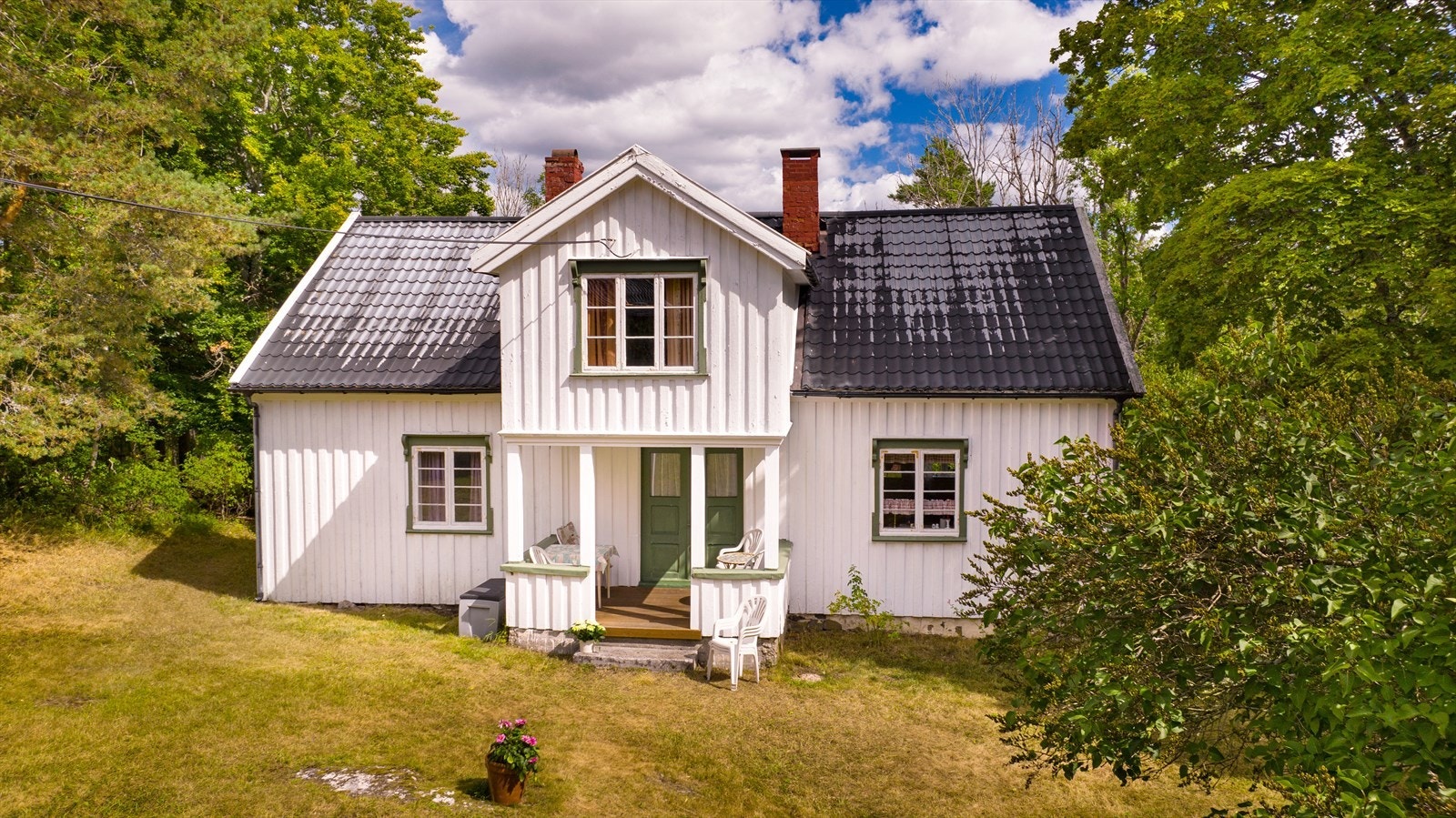 Hovedhuset har overbygd inngangsparti som fører inn til gang med trapp til 2. etasje. Galleribilde