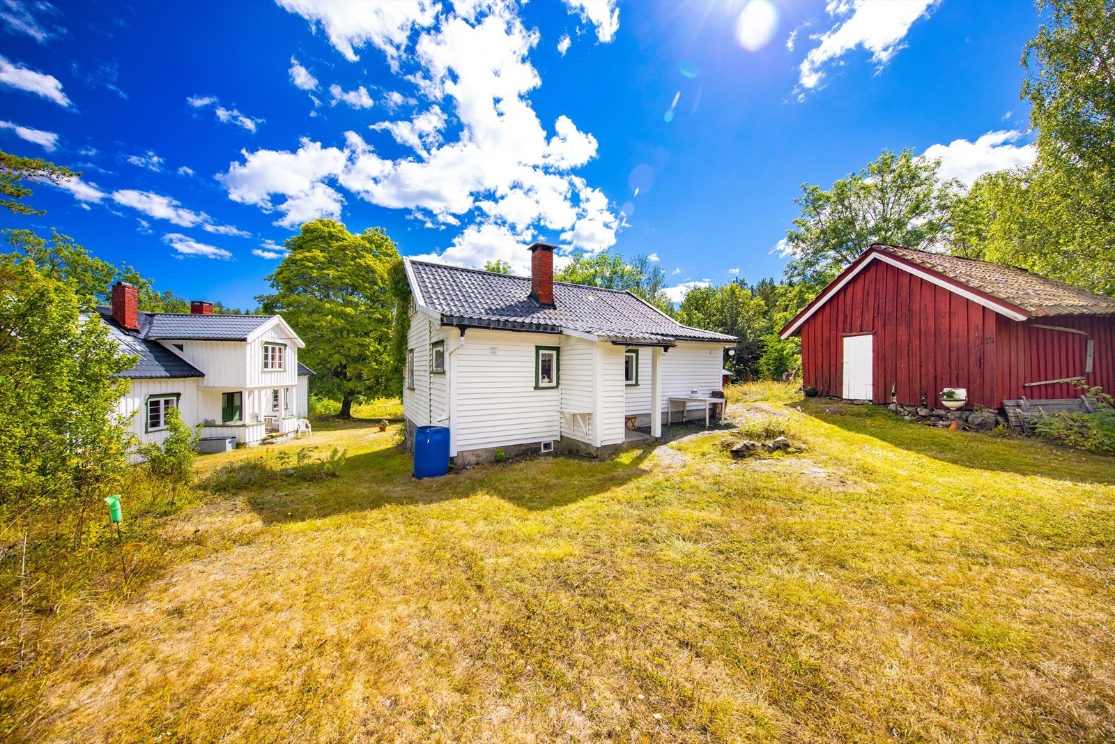 Hovedhus, bryggerhus og vedskjul. Samtlige bygg har gjennomgående lav standard. Galleribilde