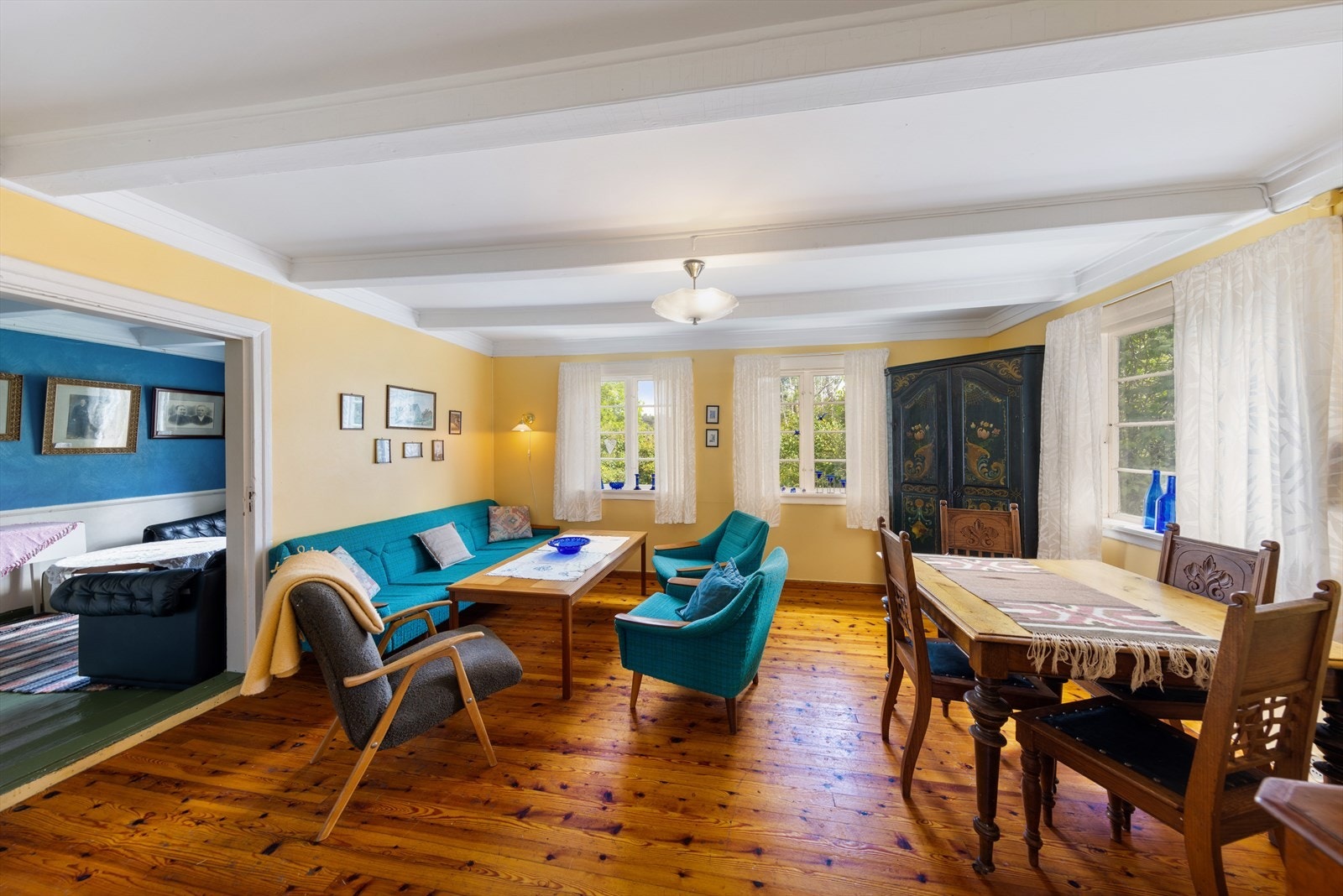 Innenfor kjøkkenet er det tre stuer. Galleribilde