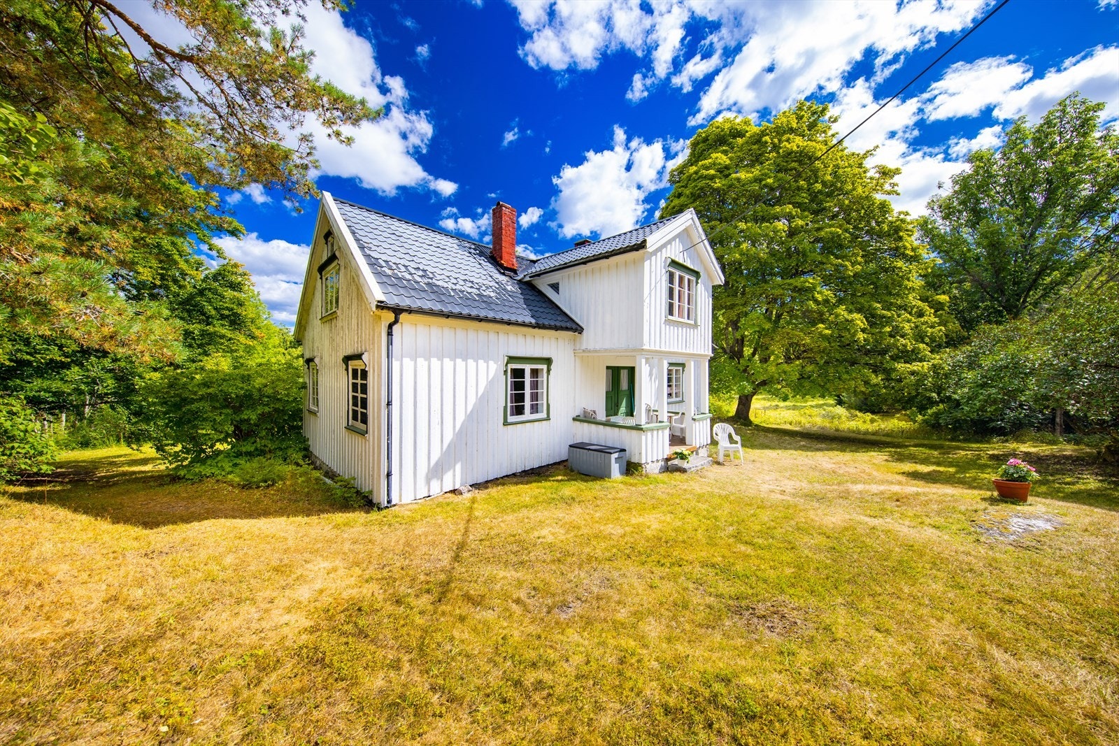 Hovedhuset ble påbygd i 1936 med gjennomgående kvist og det ble innredet to nye soverom i 2.etasje. Galleribilde