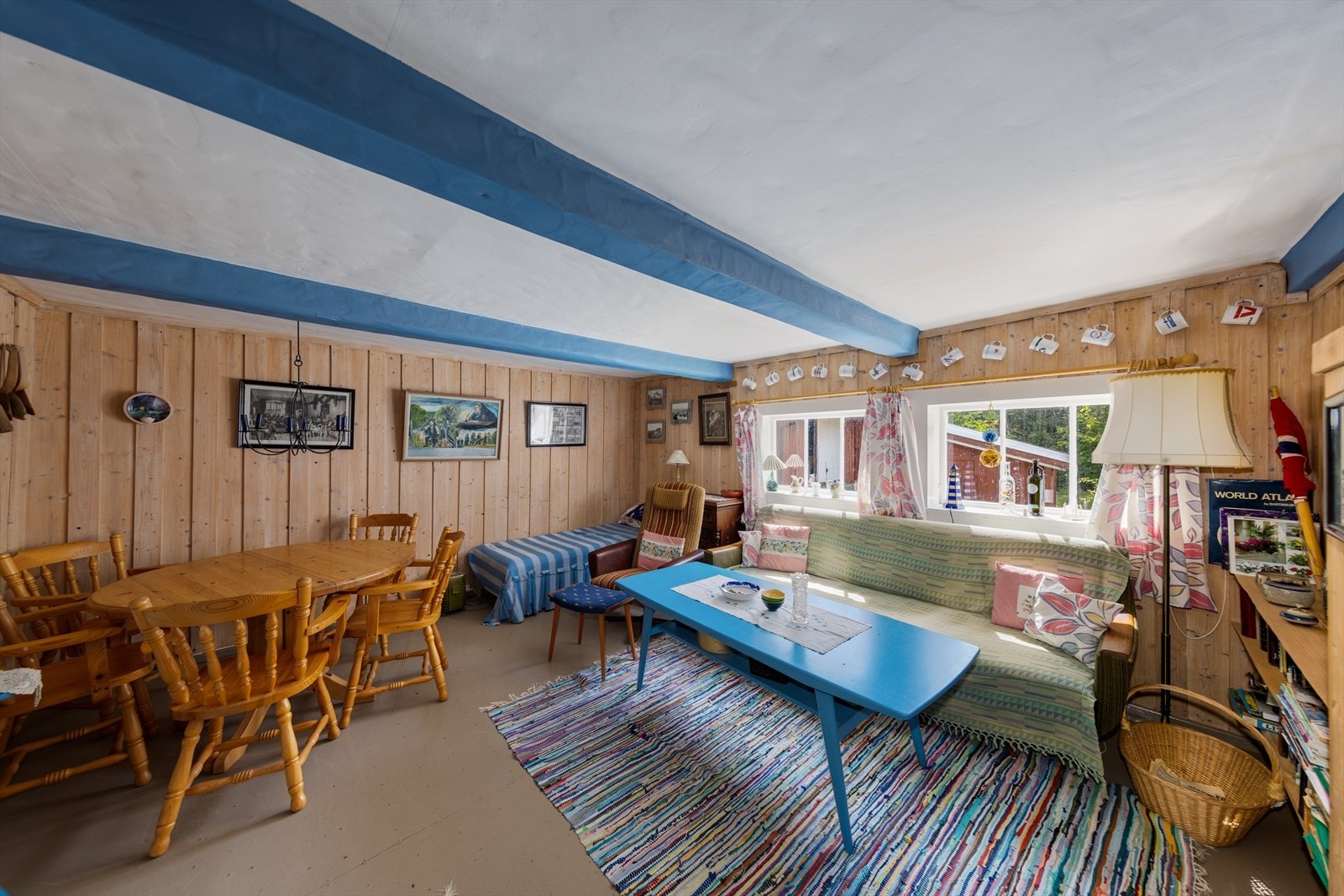 Stabburet ble innredet første halvdel av 60-tallet, og inneholder kjøkken og oppholdsrom i 1. etasje og soverom i 2.etasje. Galleribilde