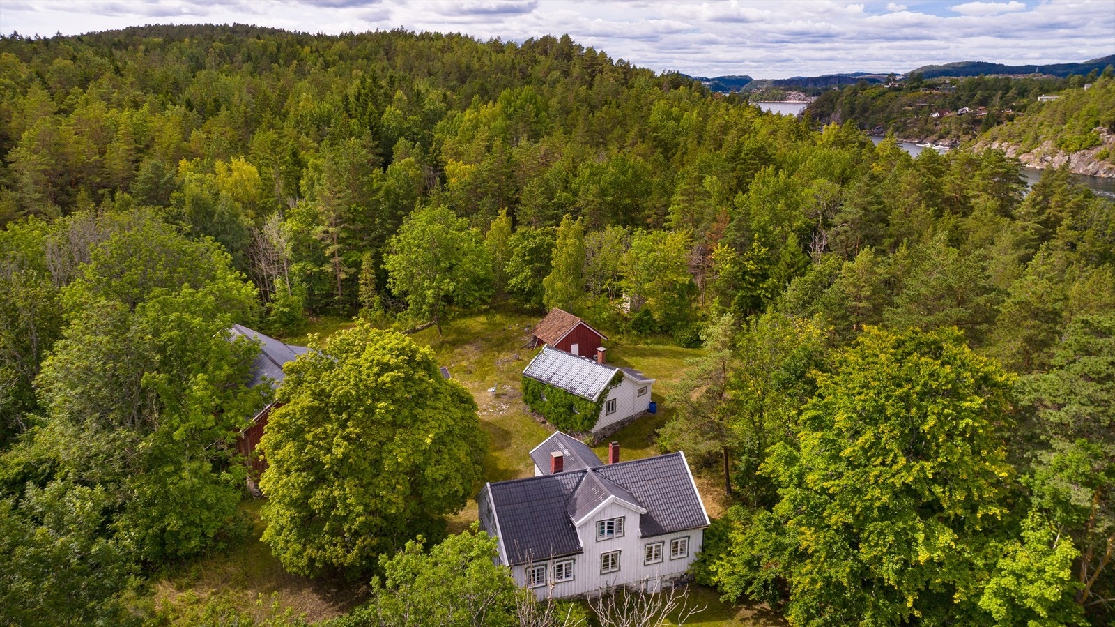 Eiendommen har stor eiet tomt på ca. 387 dekar, ifølge gårdskart (tomten er ikke oppmålt, og arealet kan være usikkert). Galleribilde