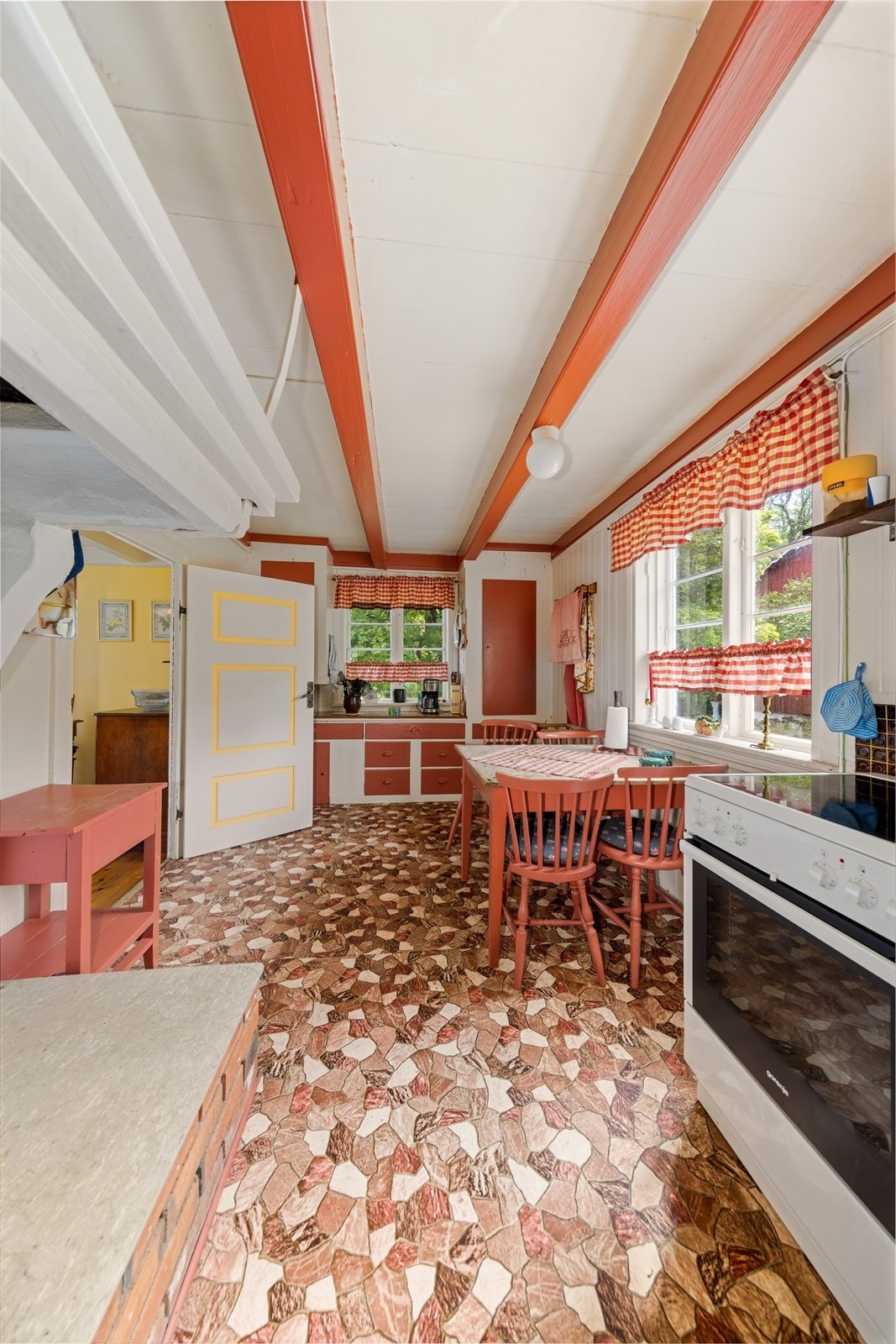 Kjøkkenet har gammel, plassbygd innredning i tre med glatte fronter og laminert benkeplate. Det er ikke innlagt vann og avløp. Galleribilde