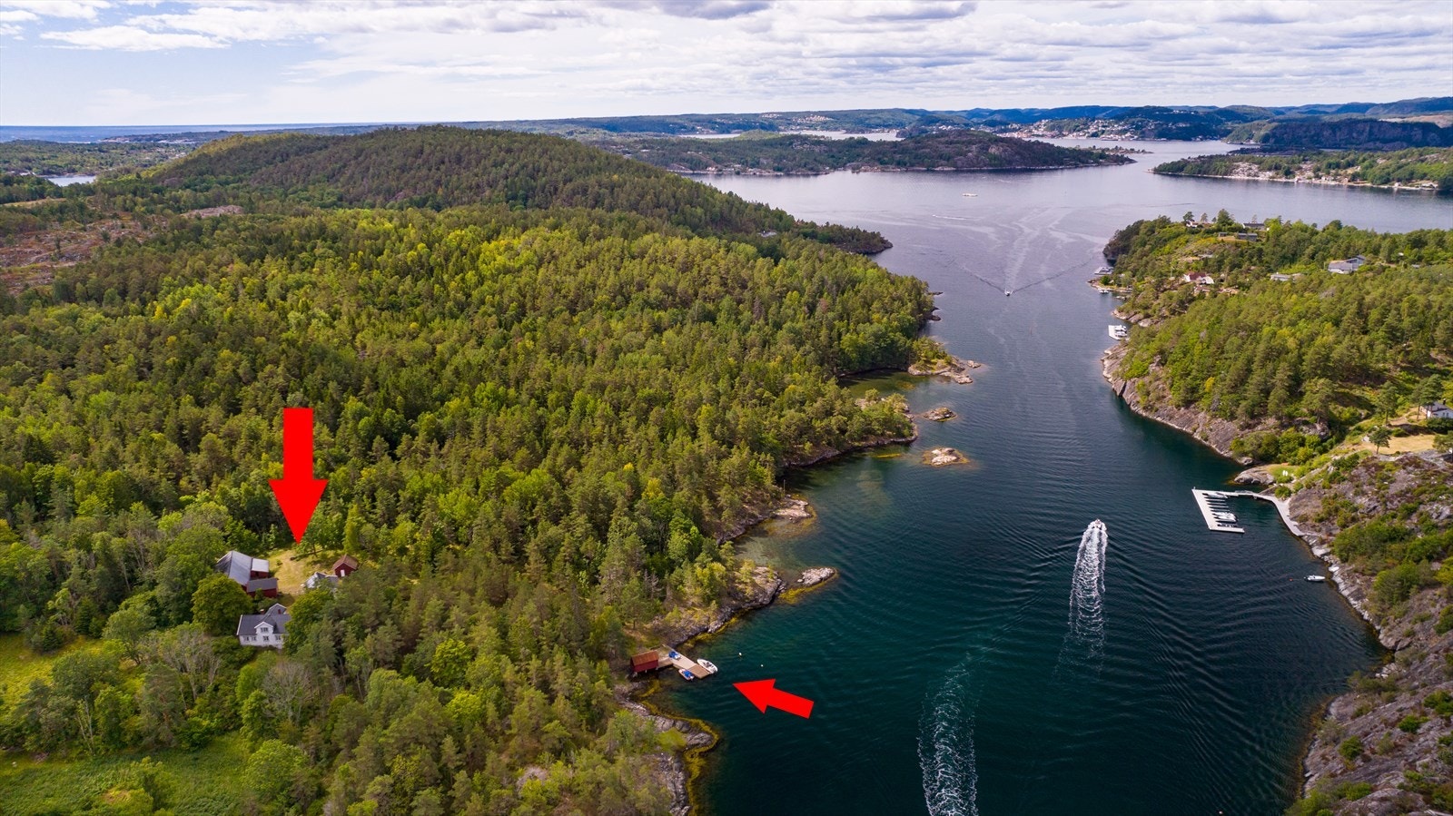 Eiendommen består av hovedhus, bryggerhus, stabbur, sjøbod, låve, vedskjul og brygge. Sjøbod og brygge ligger ca. 100 meter nordvest for gårdstunet. Galleribilde