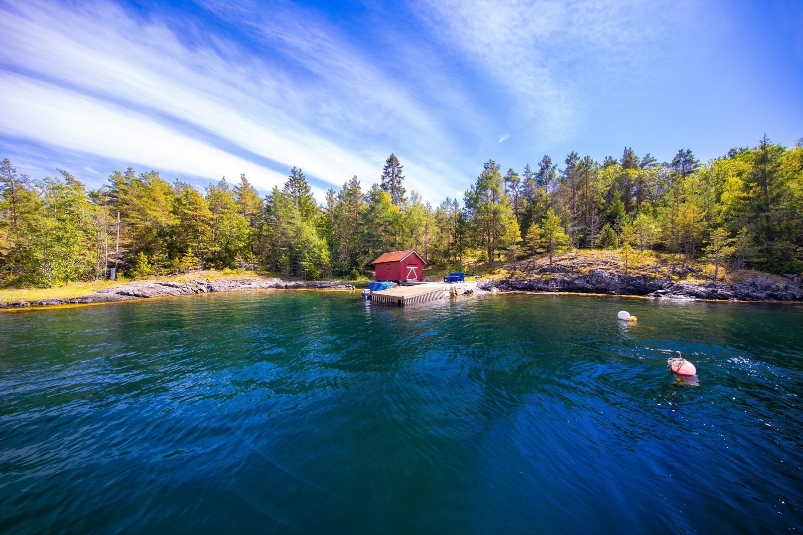 Eiendommen har flere hundre meter strandlinje mot Langårdssund, og noen holmer og skjær hører også til eiendommen, blant annet Gressholmen som ligger nordøst for bebyggelsen. Galleribilde