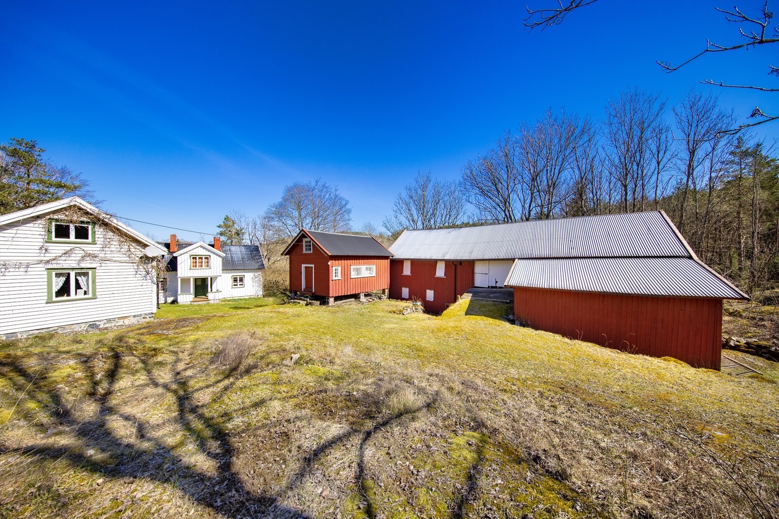 Gårdstunet består av hovedhus, bryggerhus, låve, vedskjul og stabbur. Galleribilde
