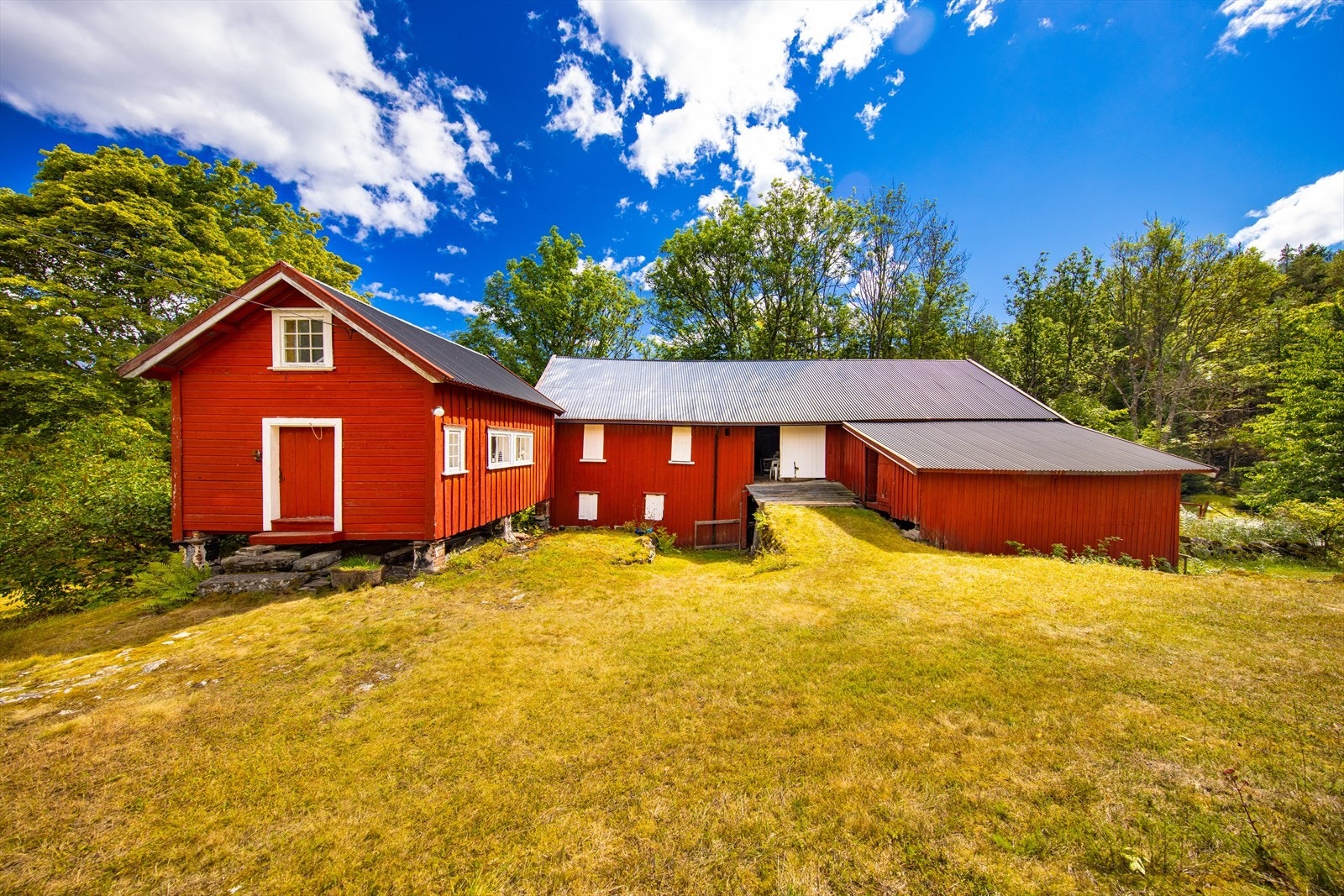 Stabbur og låve fra ca. 1850. Galleribilde