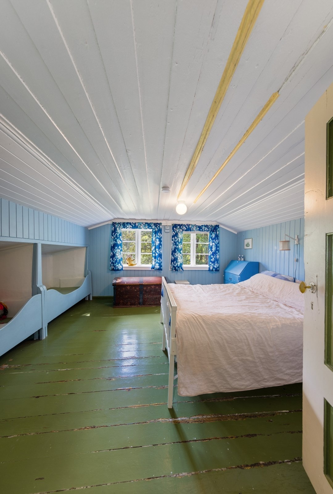 Det er tre soverom i 2. etasje. Det største har to innebygde senger i veggen. Galleribilde