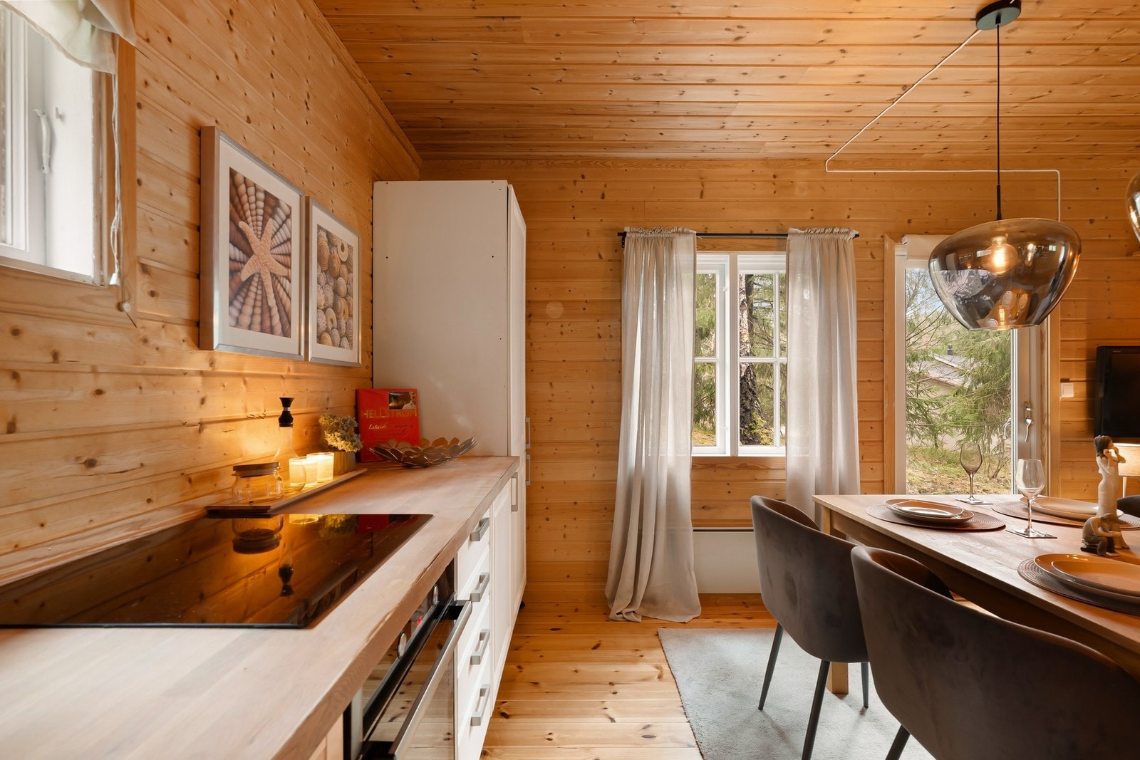 Integrerte hvitevarer som komfyr og platetopp gjør det moderne Galleribilde