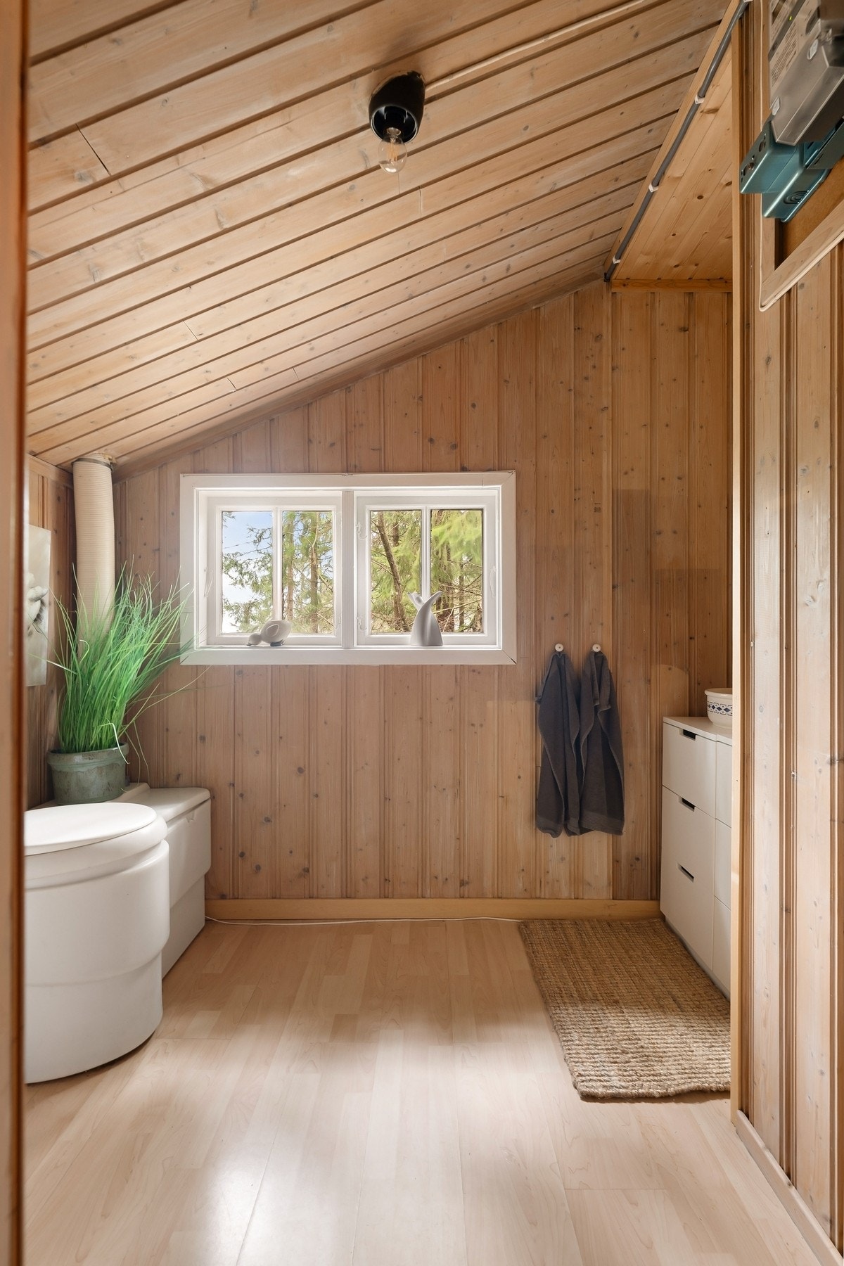 Toalettrom, det er ikke innlagt vann i hytten Galleribilde