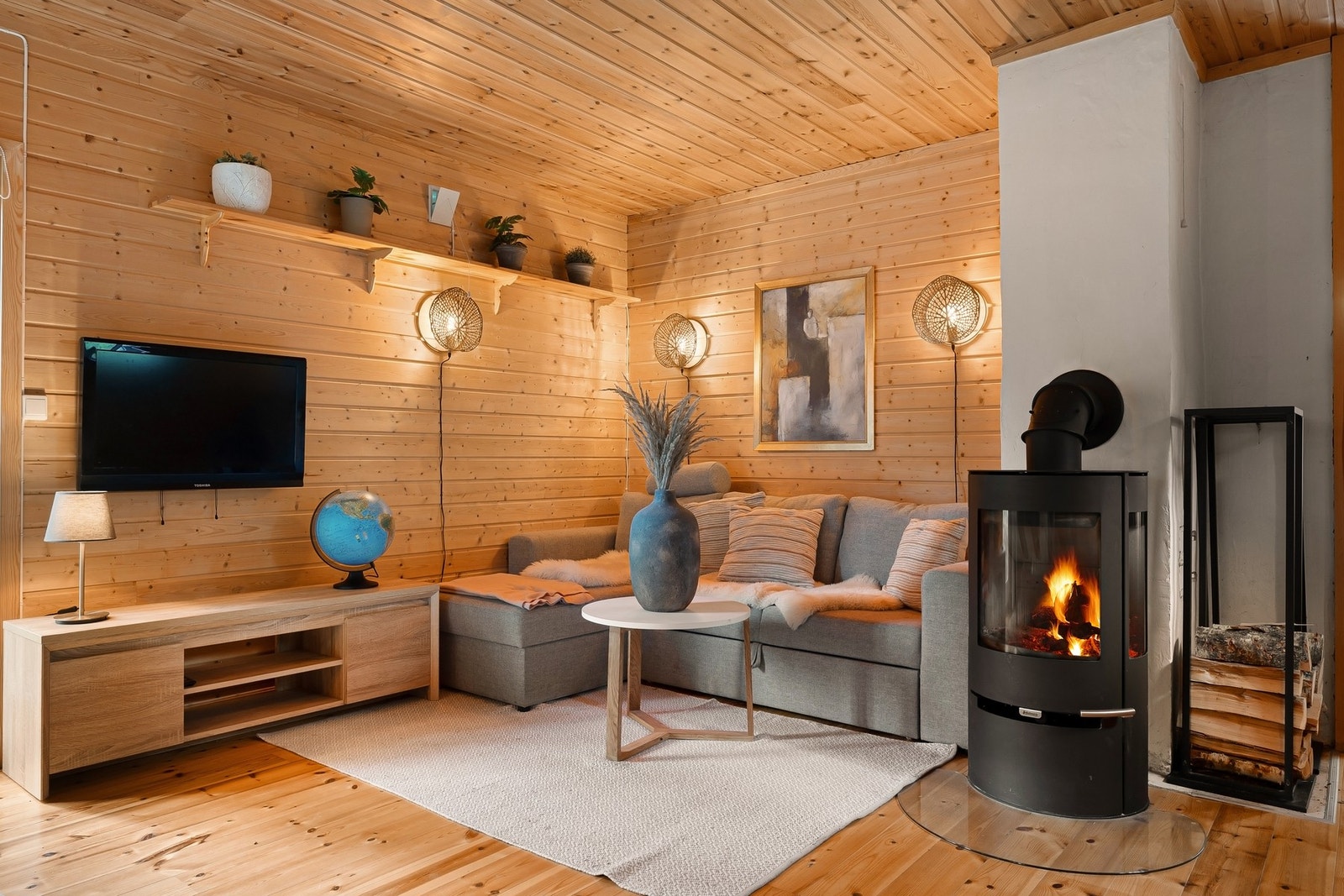 Stuen har fin plass til både avslapning og bespisning Galleribilde