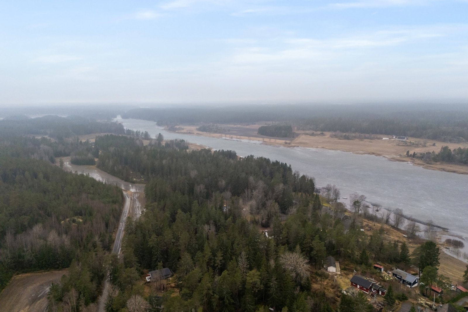 Med hytte på Sperrebotn bor du nær sjø og skog, men også med kort vei til bylivet - velkommen! Galleribilde