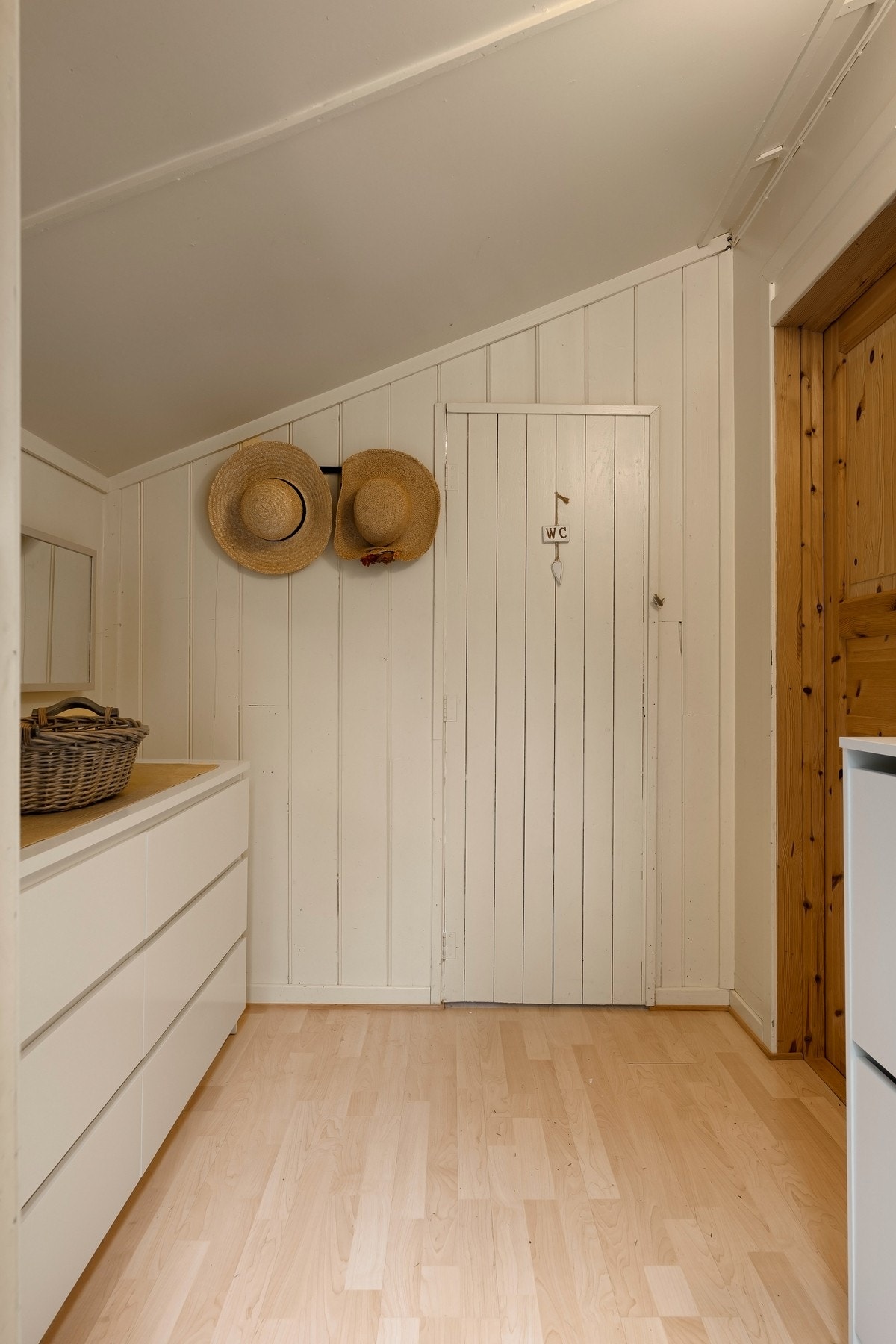 Lys entré med god plass til jakker og sko Galleribilde