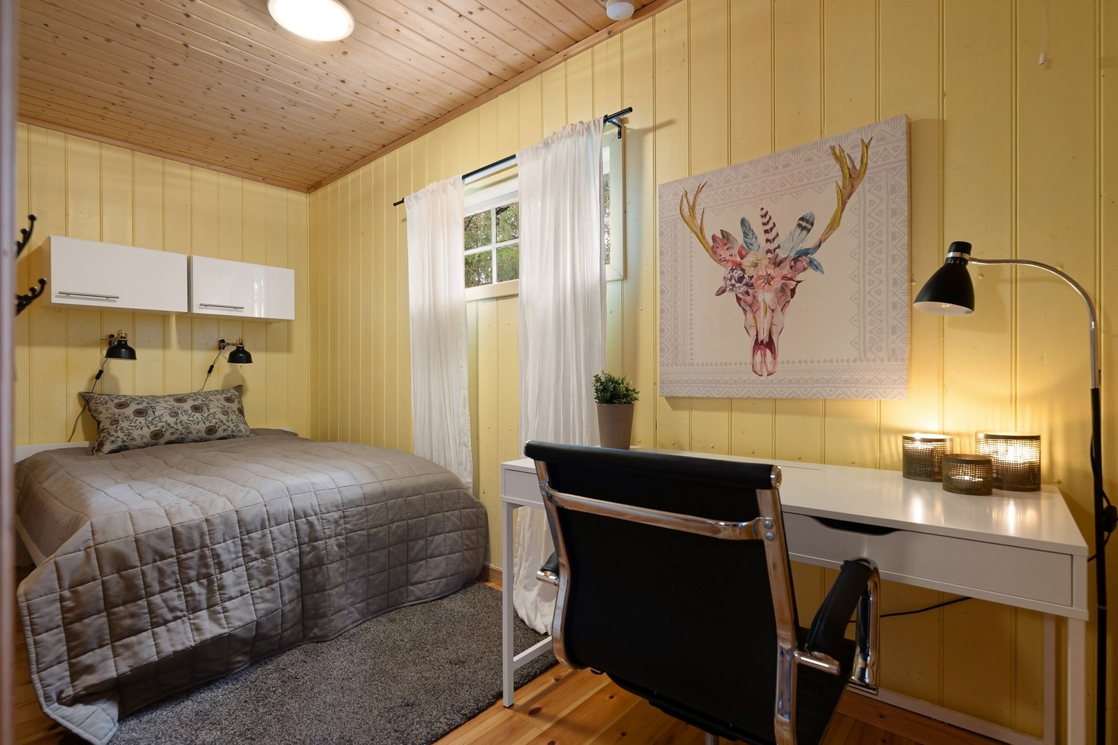 Hovedsoverommet er noe større og rommer fin plass til f.eks. et skrivebord Galleribilde