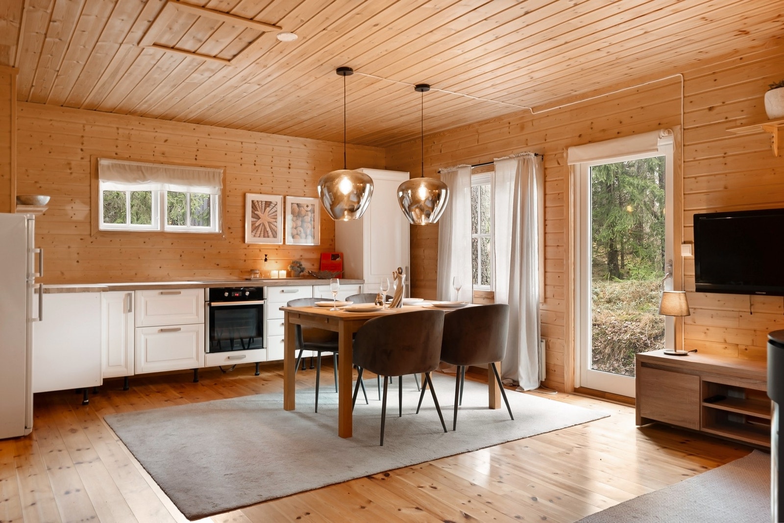 Innvendig får du en ordentlig hyttefylelse, kjøkkenet er satt inn i nyere tid Galleribilde