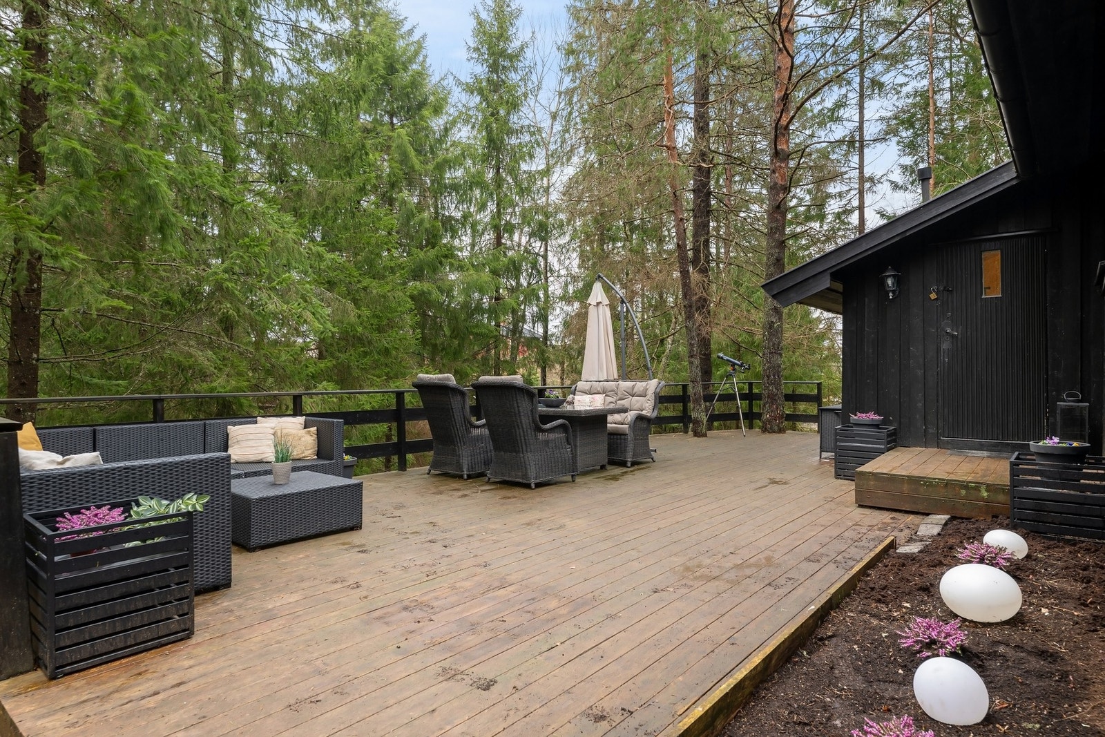 På den store terrassen nyter du fuglekvitter og ro Galleribilde