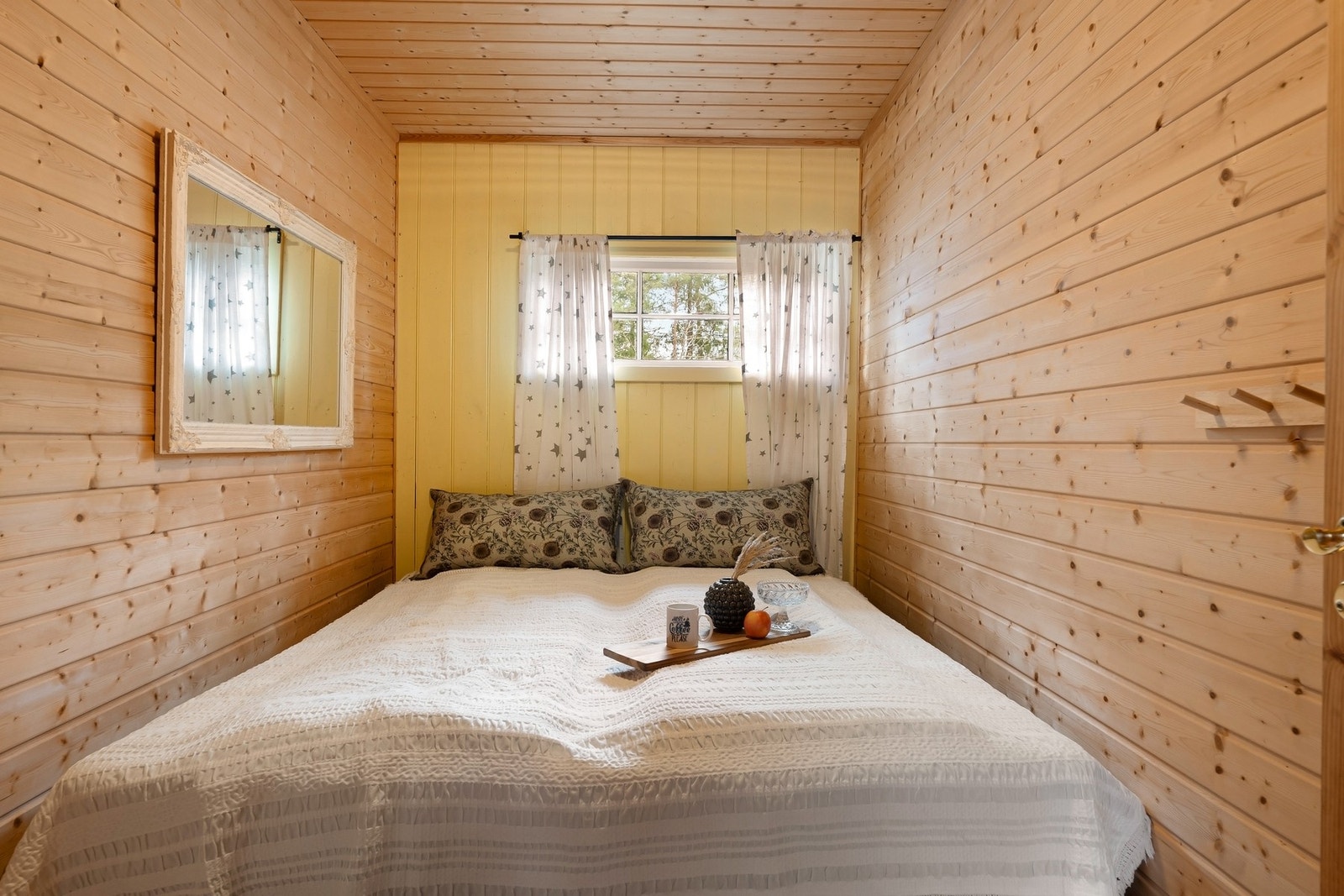 Det er to soverom i hytten Galleribilde