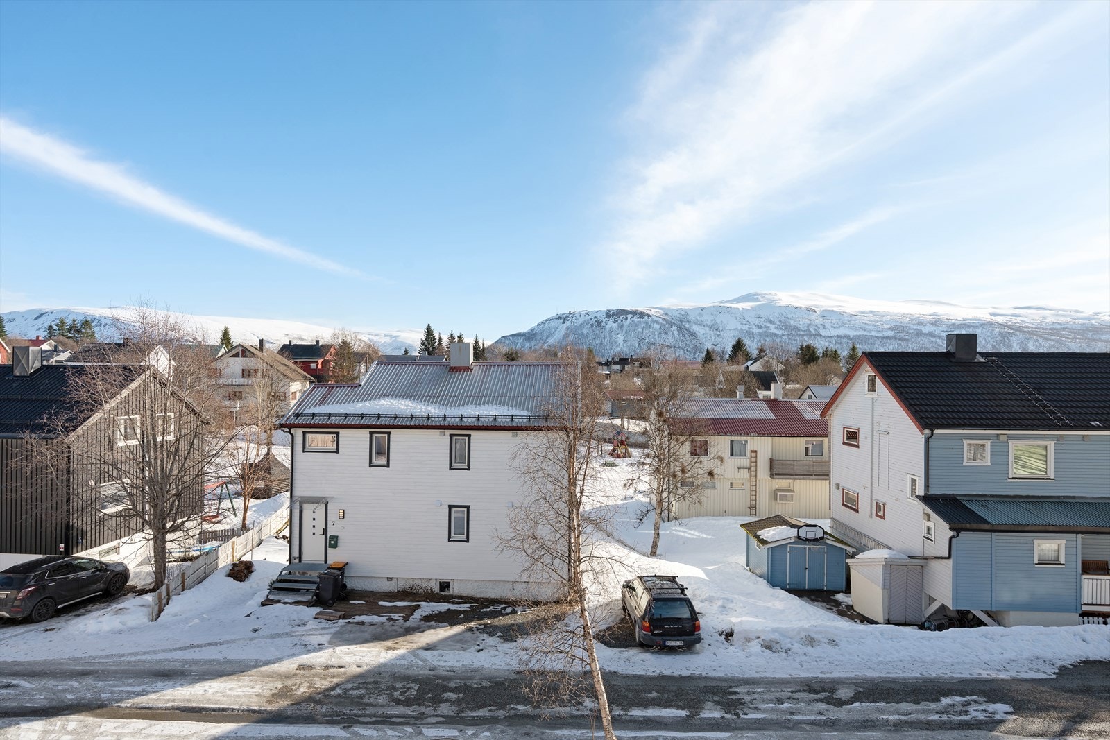 Flott utsikt over området samt fjellene på fastlandet Galleribilde