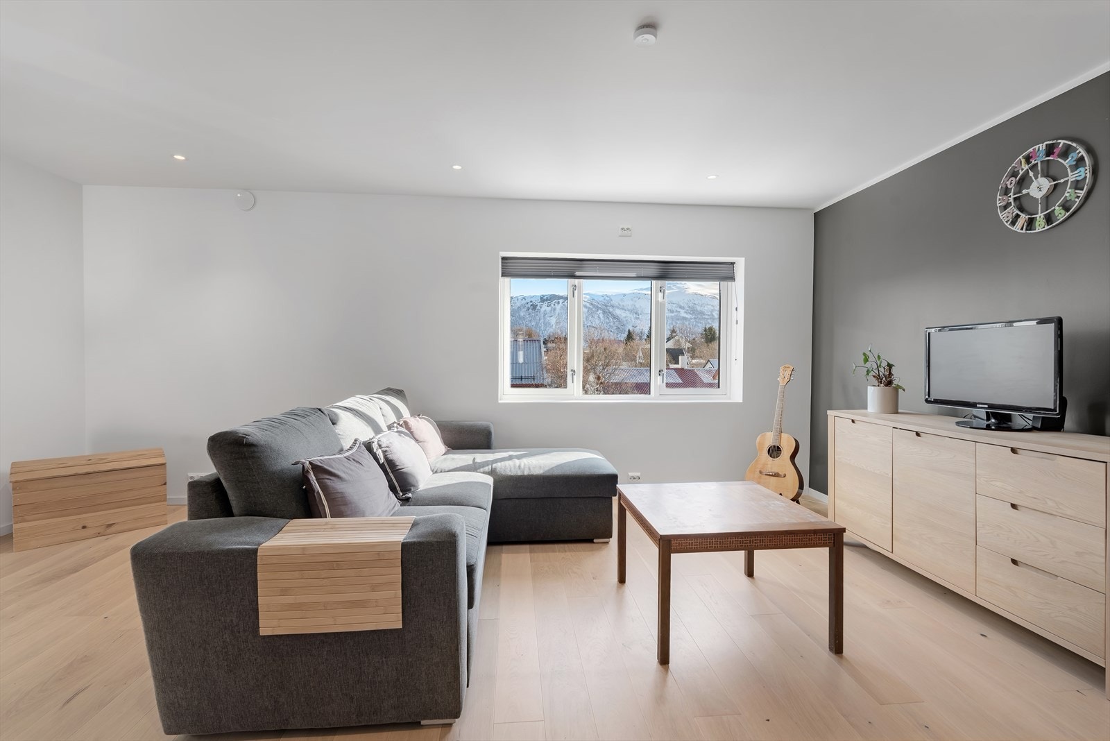 Slette malte vegger og parkett på vegg. Galleribilde